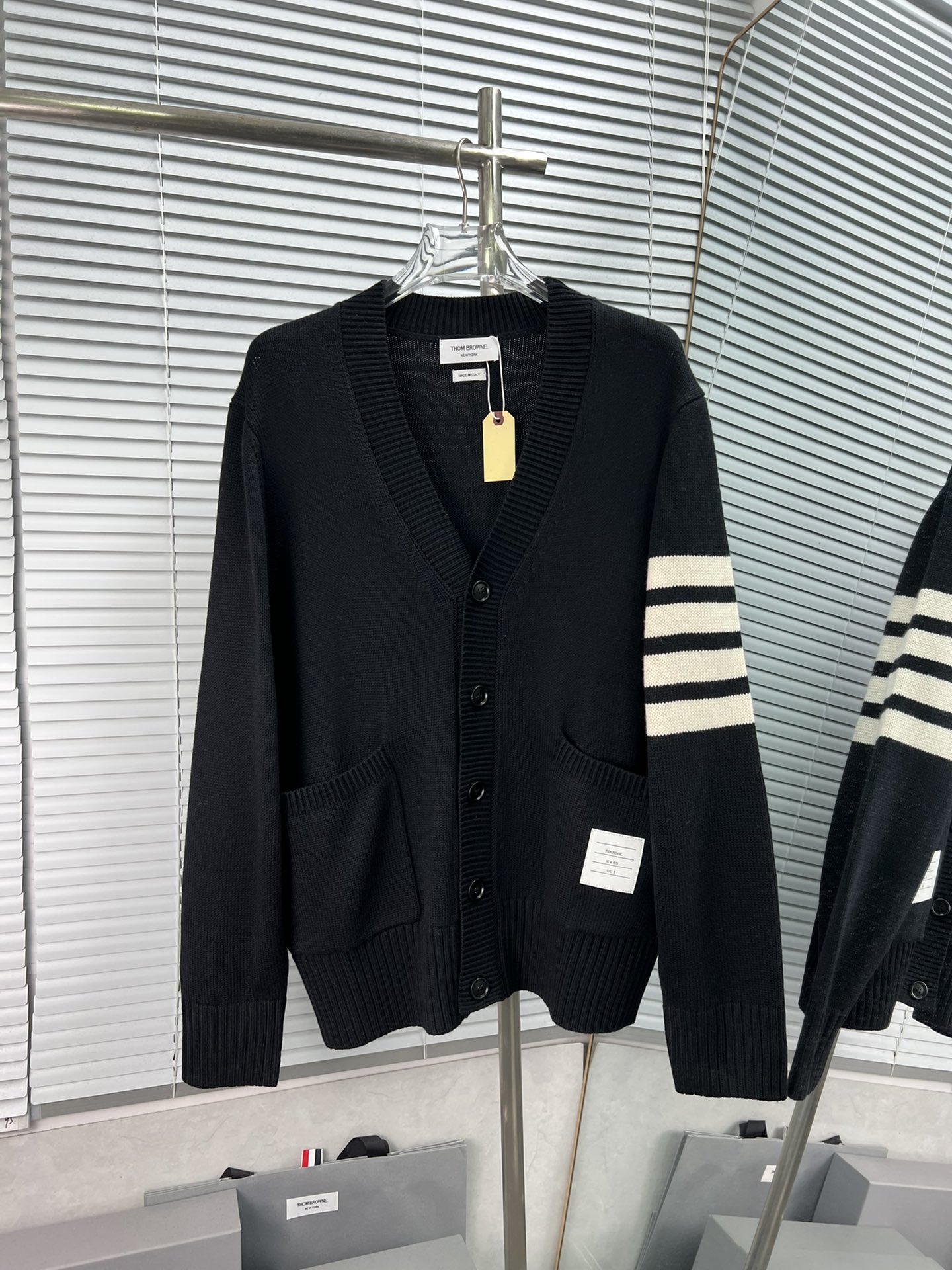 【 Thom Browne 】Cárdigan clásico OS de lana con cuatro rayas. Tejido: 100% mezcla de lana. Tallas: S. M. L. Colores: neg…