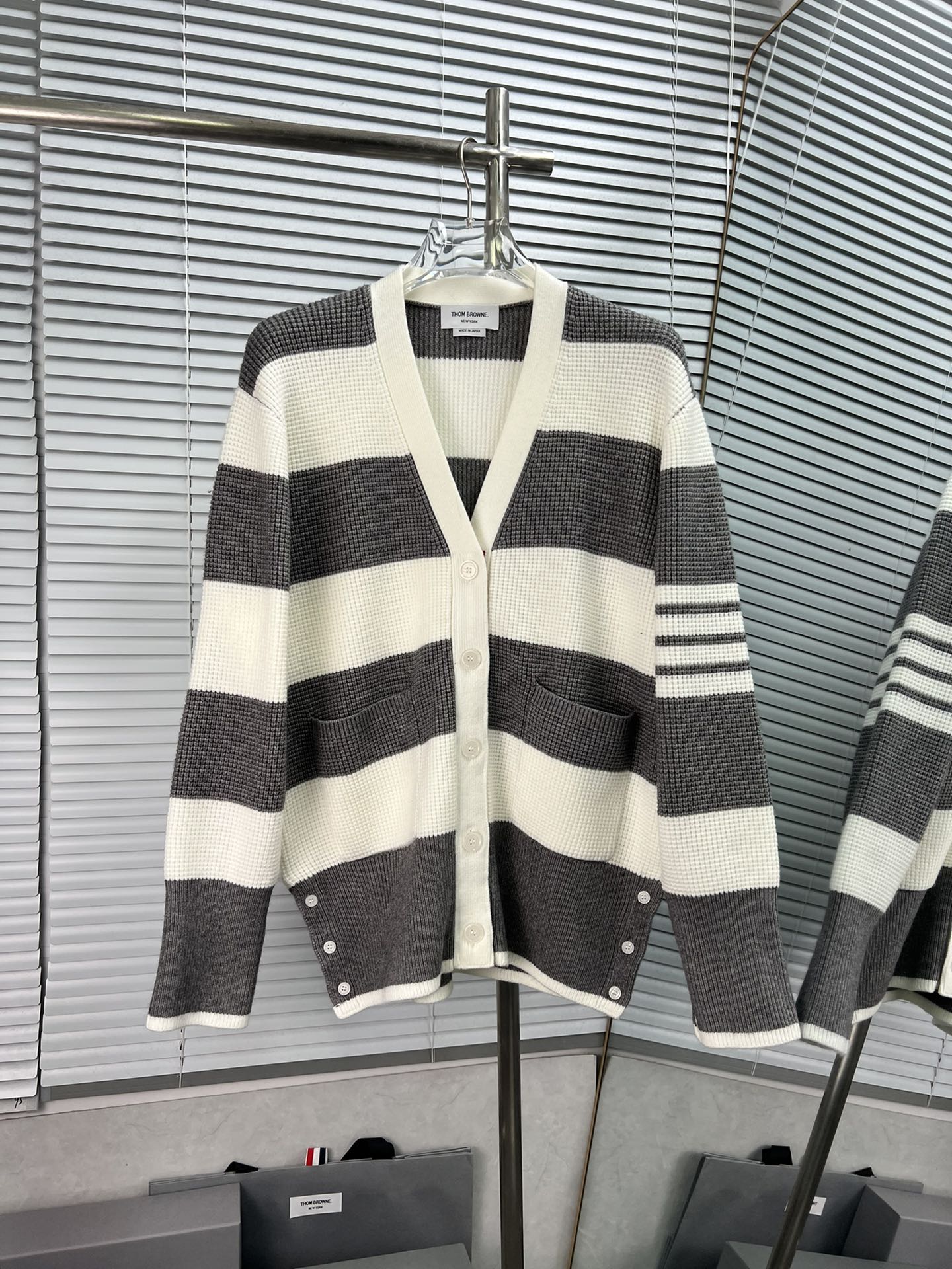 THOM BROWNE Cárdigan de punto con patrón de cuadros de estilo colegial y alta costura, 𝐢𝐧𝐬 rejuvenecedor. …