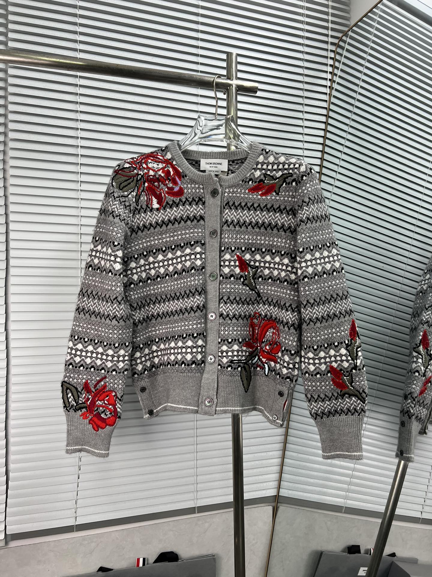THOM BROWNE Cárdigan de punto con cuello redondo y bordado de rosas de alta costura. 🆕❤️ Éxito de ventas de otoño-invi…