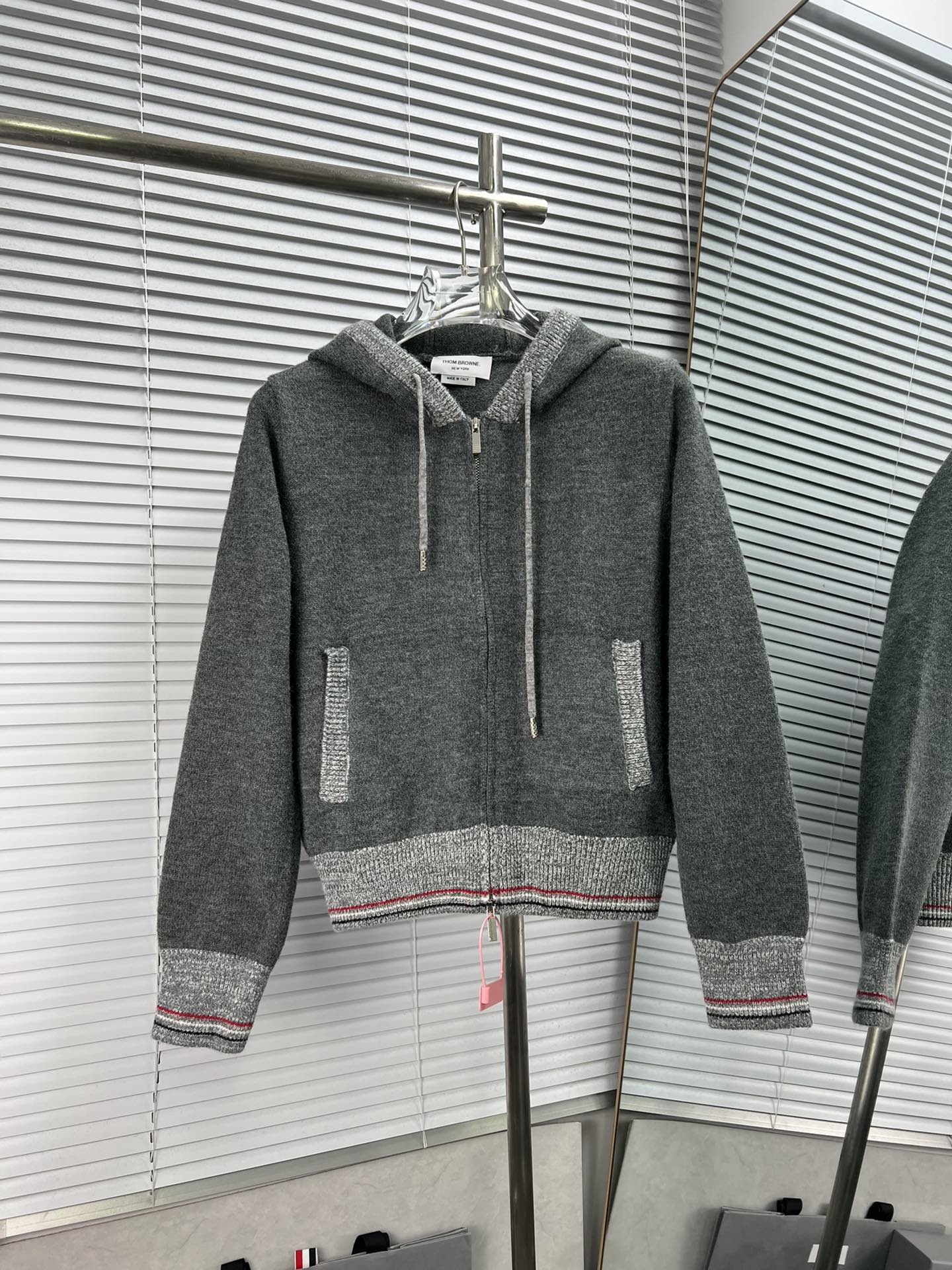 THOM BROWNE Chaqueta de punto con capucha y cremallera de estilo colegial, suéter ins de moda que estiliza. 📍Talla: S …