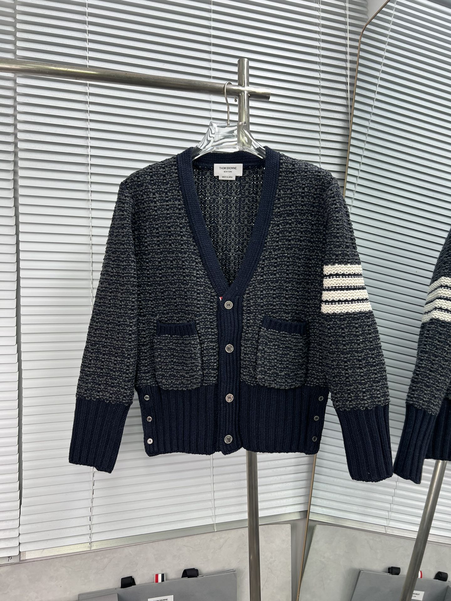 Thom Browne 雪花粗针加厚开衫 colour/: gris, azul marino Size/:(1 2 3 4) Comprado en el mostrador de Hangzhou Tower, seleccionad…