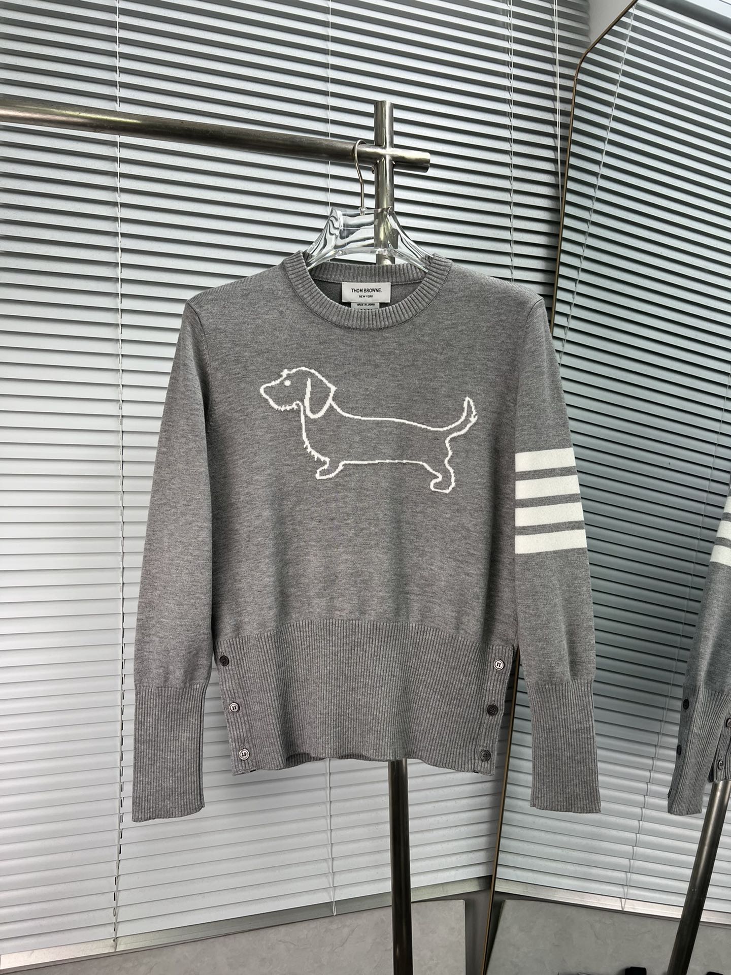 THOM BROWNE 学院风四杠条纹小狗图案减龄圆领针织衫 休闲侧边开叉长袖毛衣 🎈𝐂𝐨𝐥𝐨𝐮𝐫 color: blanco 🆚 gris 🆚 azul marino 🎈𝐒𝐢𝐳𝐞 talla: 1. 2. 3…