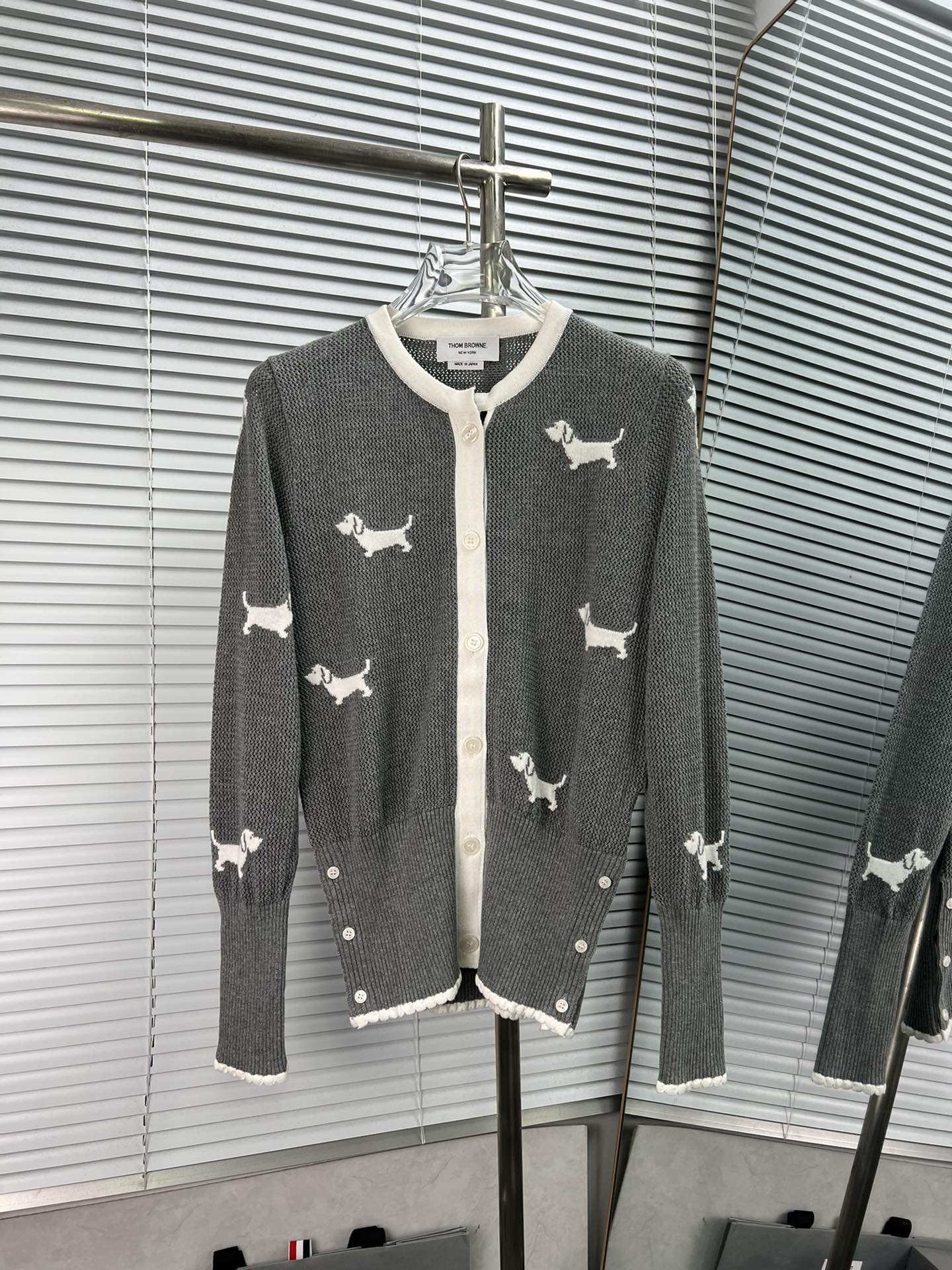 Thom Browne /......perrito calado en punto...... colour/: blanco, gris, azul marino size/:(0 1 2 ) 24TB/SS Perrito cala…