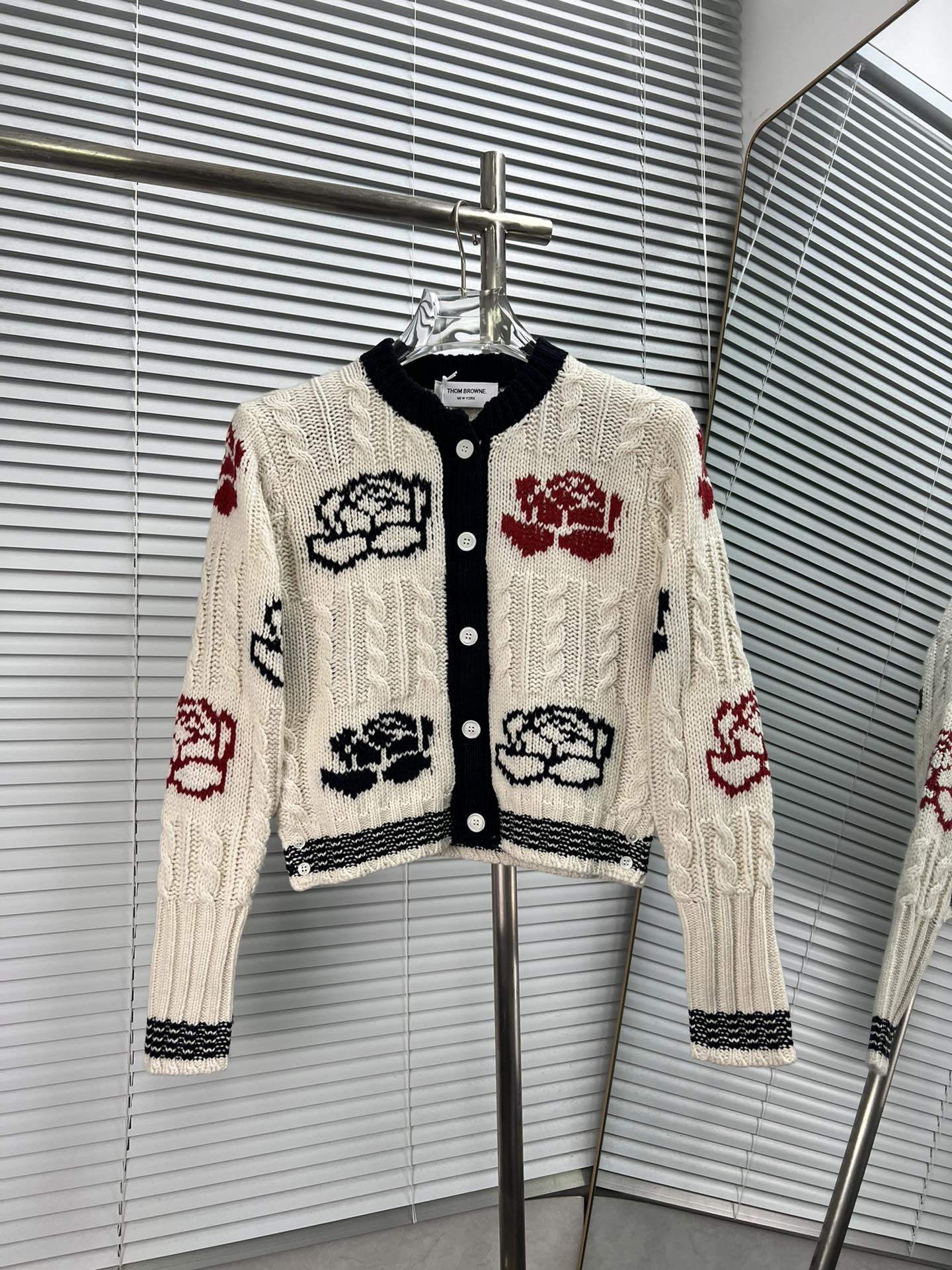 THOM BROWNE Cárdigan de lana con botones, punto de cable y bordado de rosas, nueva temporada de otoño-invierno (versión…