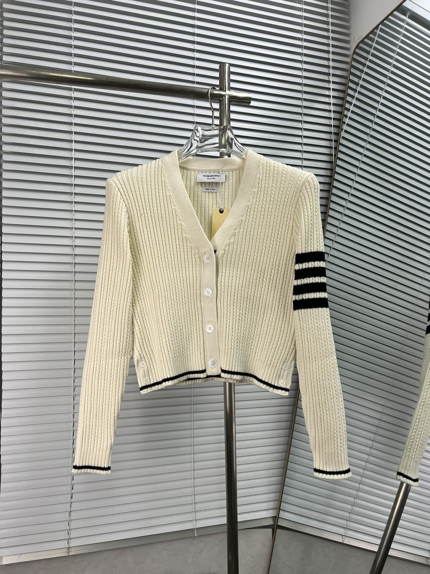 THOM BROWNE🇳🇱 Cárdigan de punto con cuello en V de lana mezclada con cuatro rayas y trenzas pequeñas, estilo colegial…