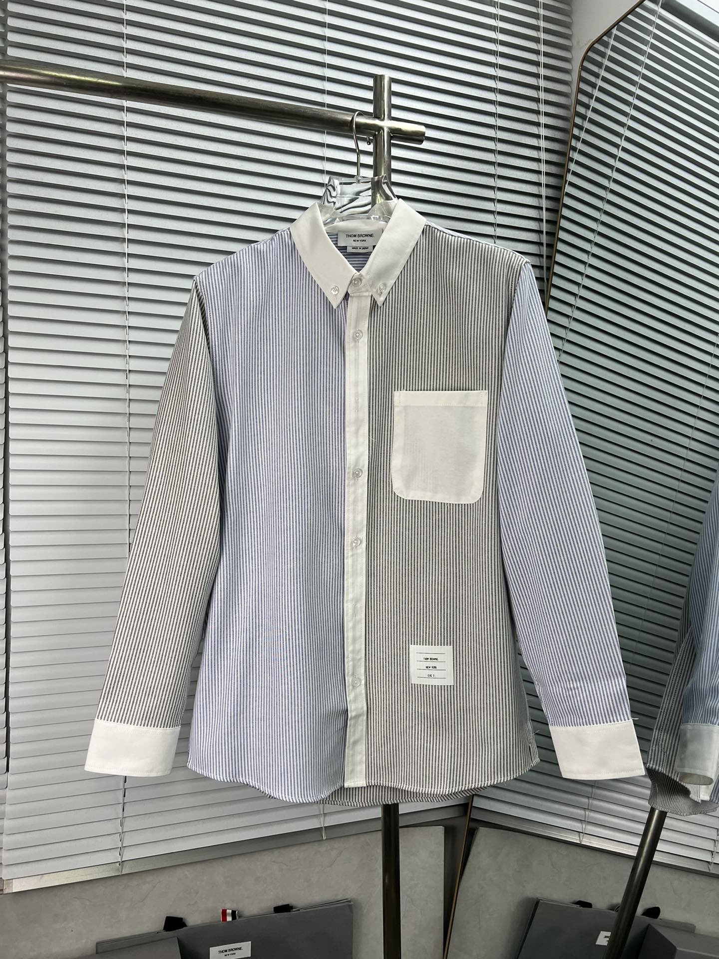 THOM BROWNE Camisa de manga larga con rayas de colores combinados a los lados. Saber vestir una camisa realmente puede …