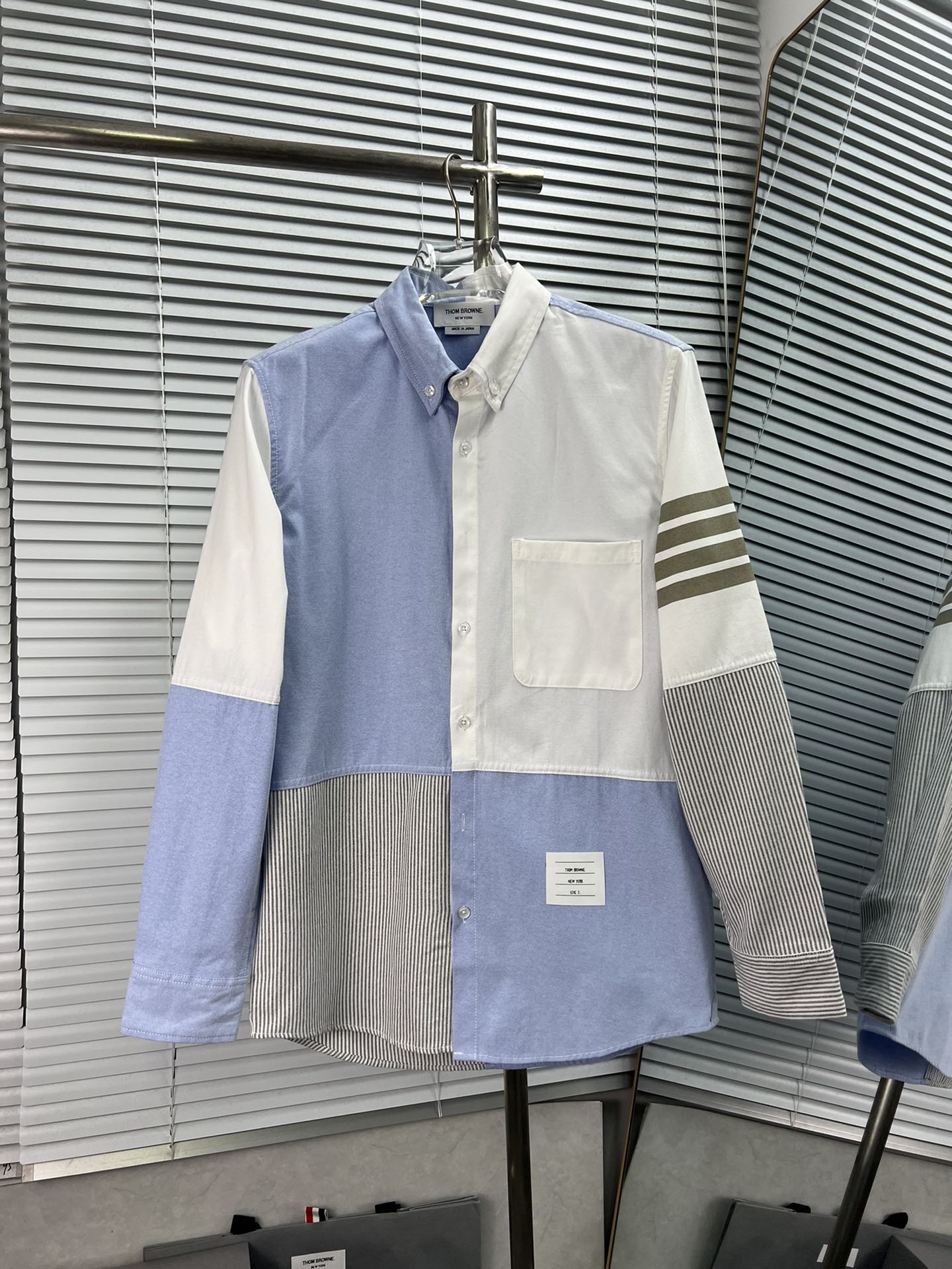 THOM BROWNE Camisa de manga larga con rayas de cuatro líneas y colores combinados. Saber vestir una camisa realmente pu…