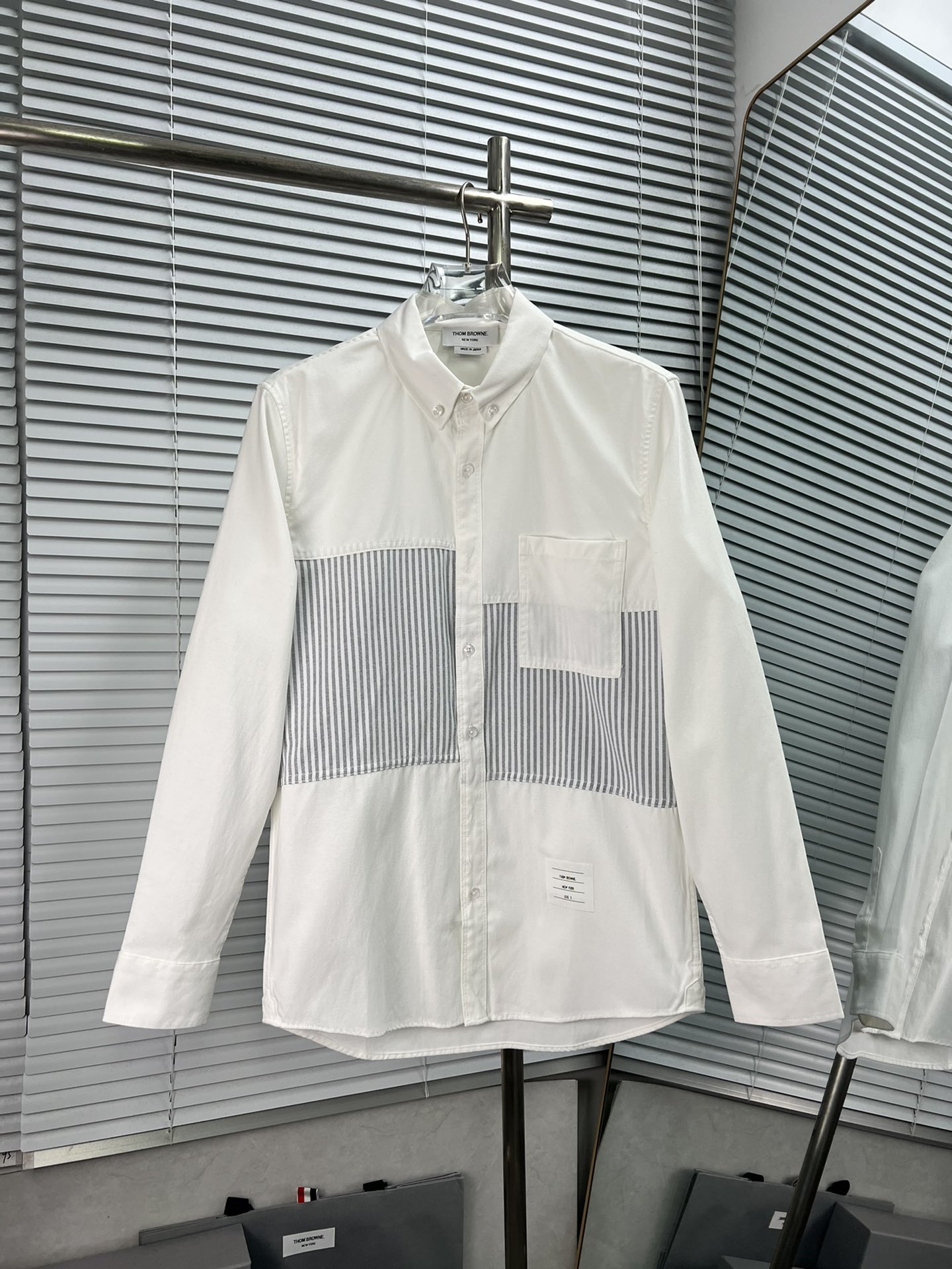 THOM BROWNE Camisa de manga larga con panel central de rayas. Saber vestir una camisa realmente puede hacer que te veas…