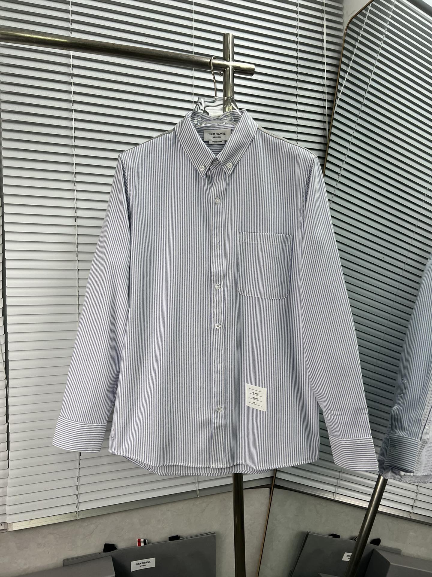 THOM BROWNE Camisa de manga larga con panel trasero y rayas de colores combinados. Saber vestir una camisa re…