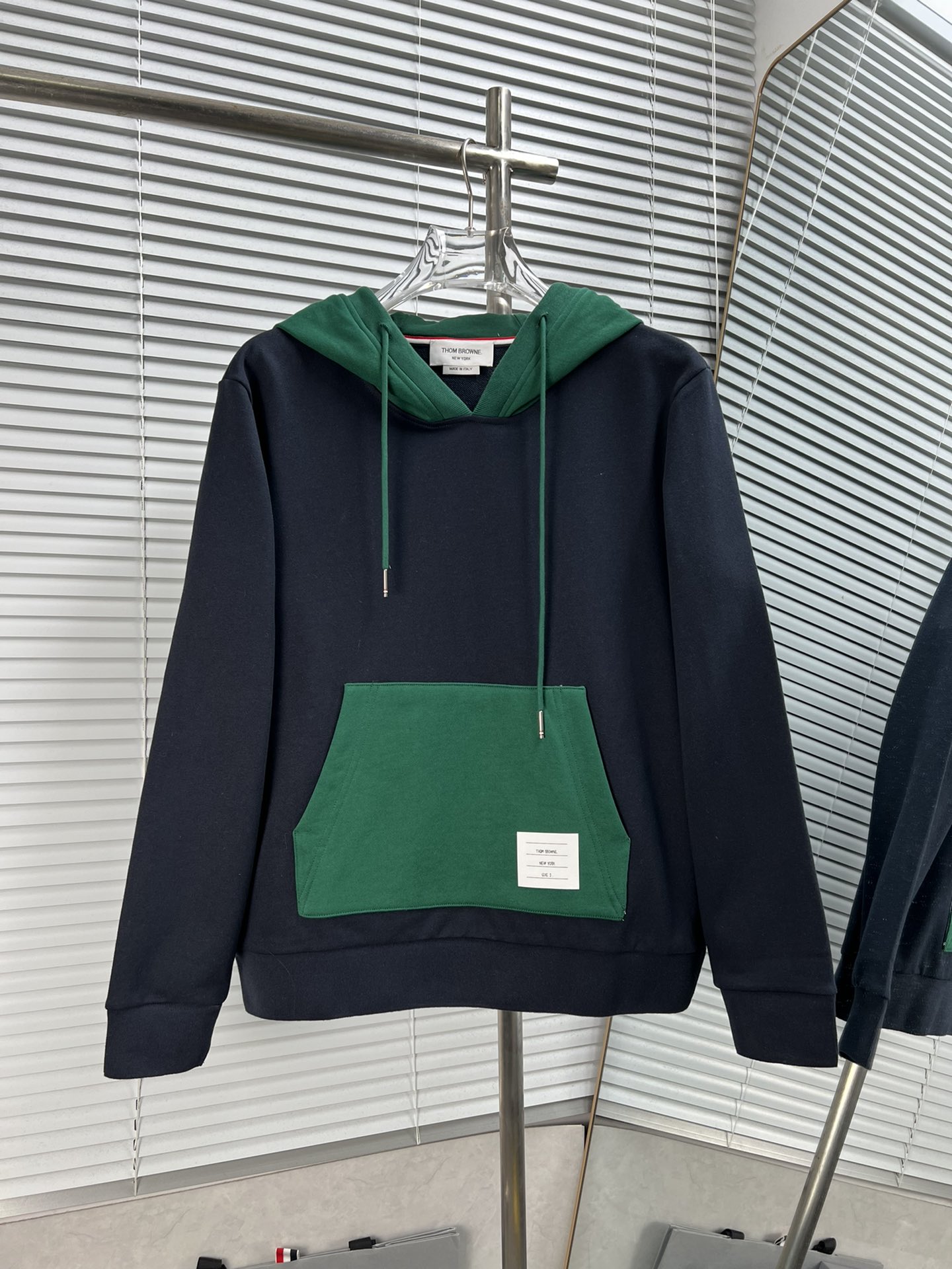 Última sudadera con capucha de forro polar y paneles de colores de THOM BROWNE, ¡a la venta sincronizada con la web ofi…