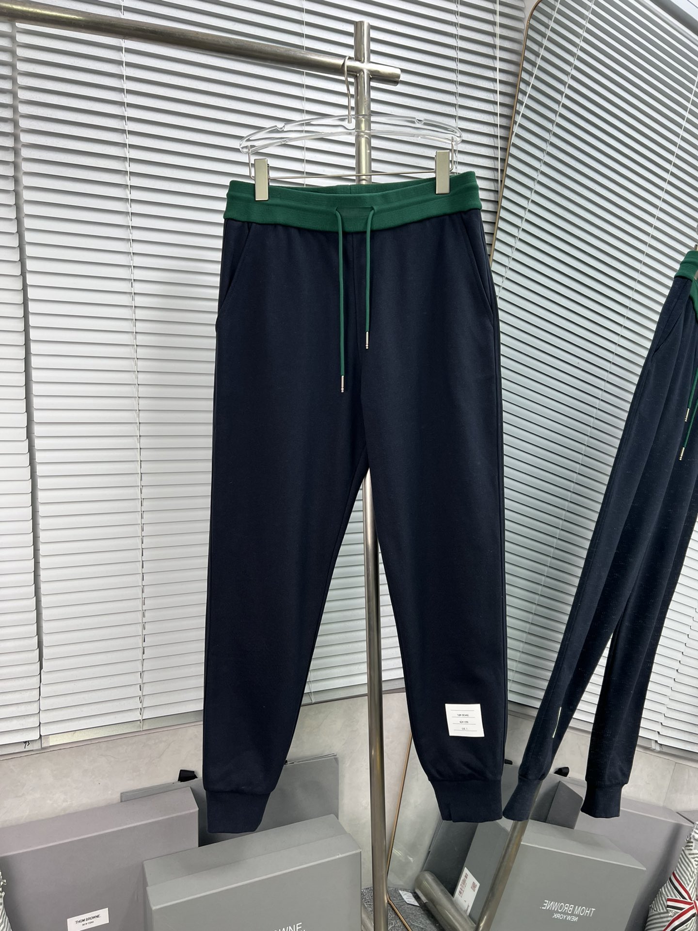 Últimos pantalones de chándal de forro polar con paneles de colores de THOM BROWNE, ¡a la venta sincronizada …