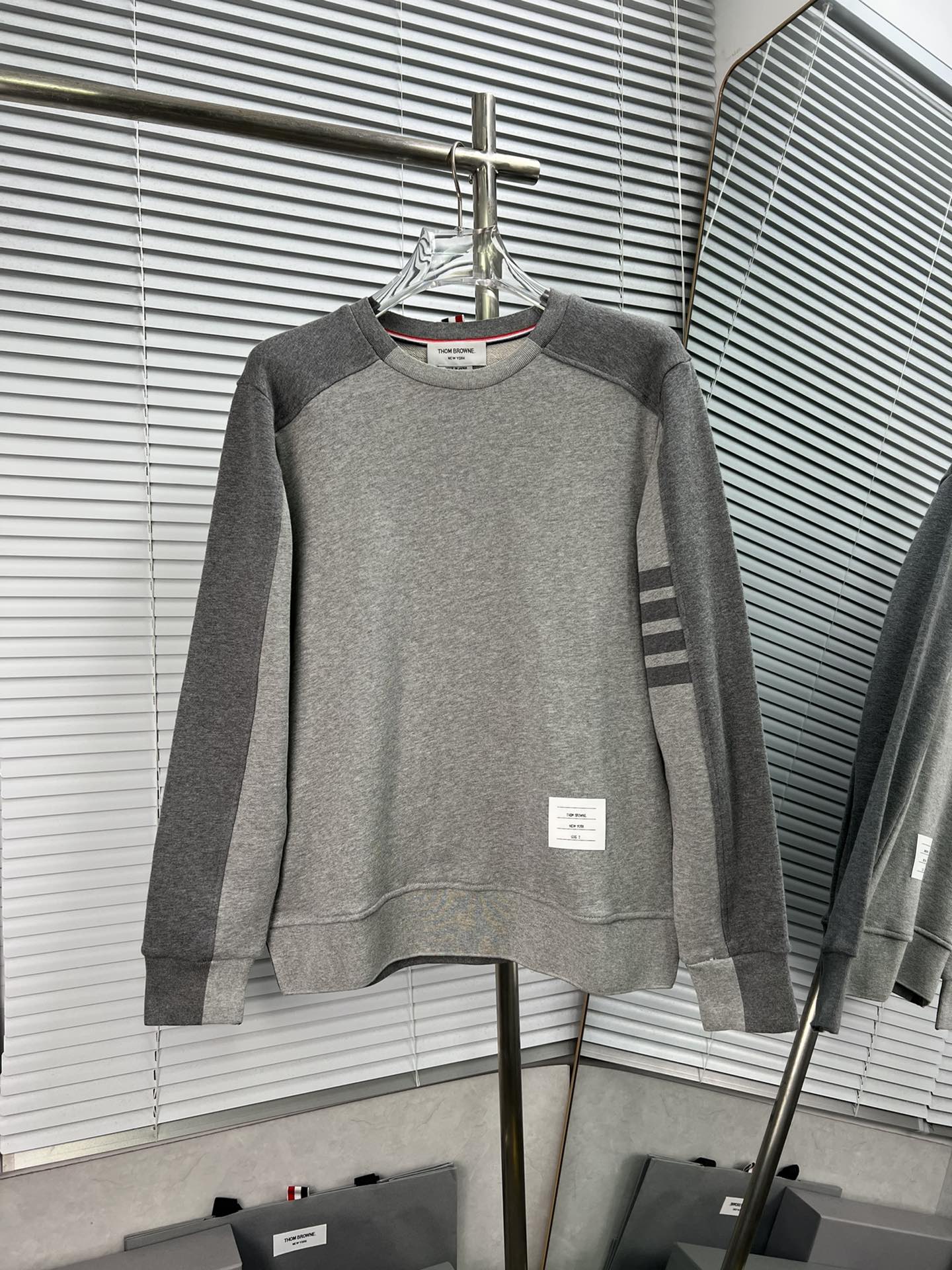 ¡Sudadera de cuello redondo casual con paneles de colores de THOM BROWNE! Sincronizada con la tienda oficial, 100% algo…