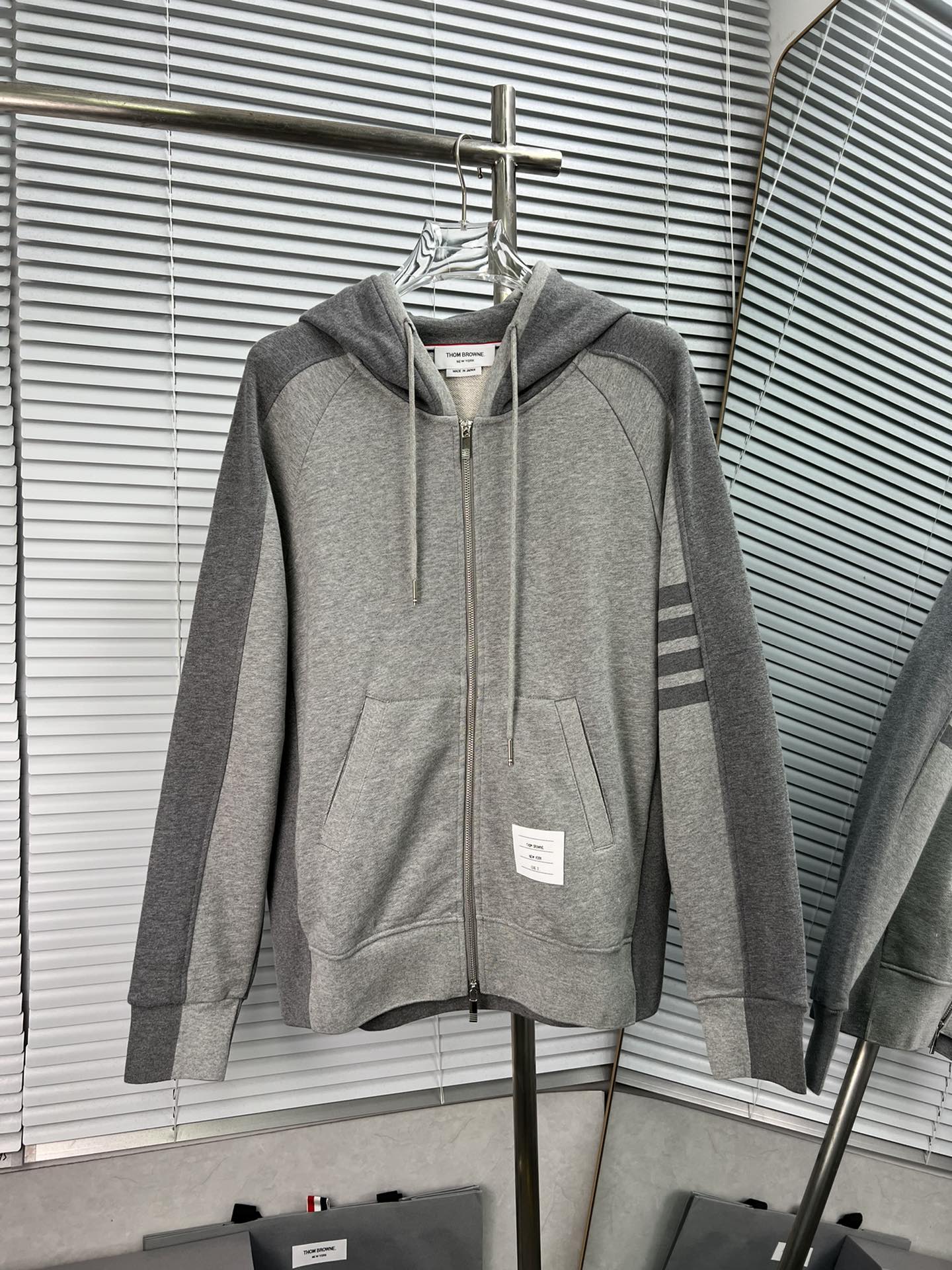 Thom Browne Sudadera con capucha y cremallera, laterales de color combinado y rayas grises. Nueva combinación…