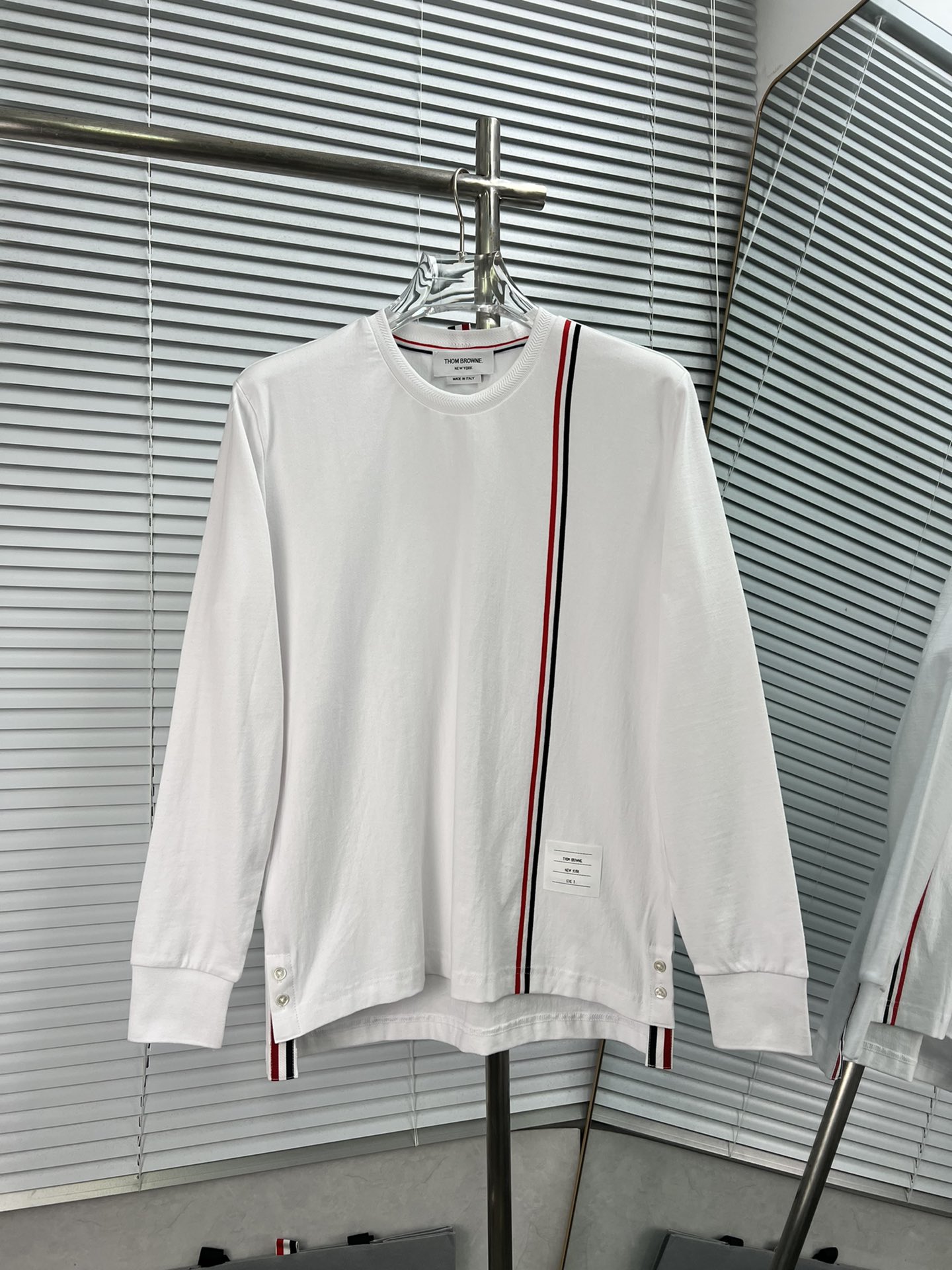 Camiseta de manga larga con rayas verticales de hilo teñido de THOM BROWNE, nuevo modelo. Rayas de tres colores rojo, b…