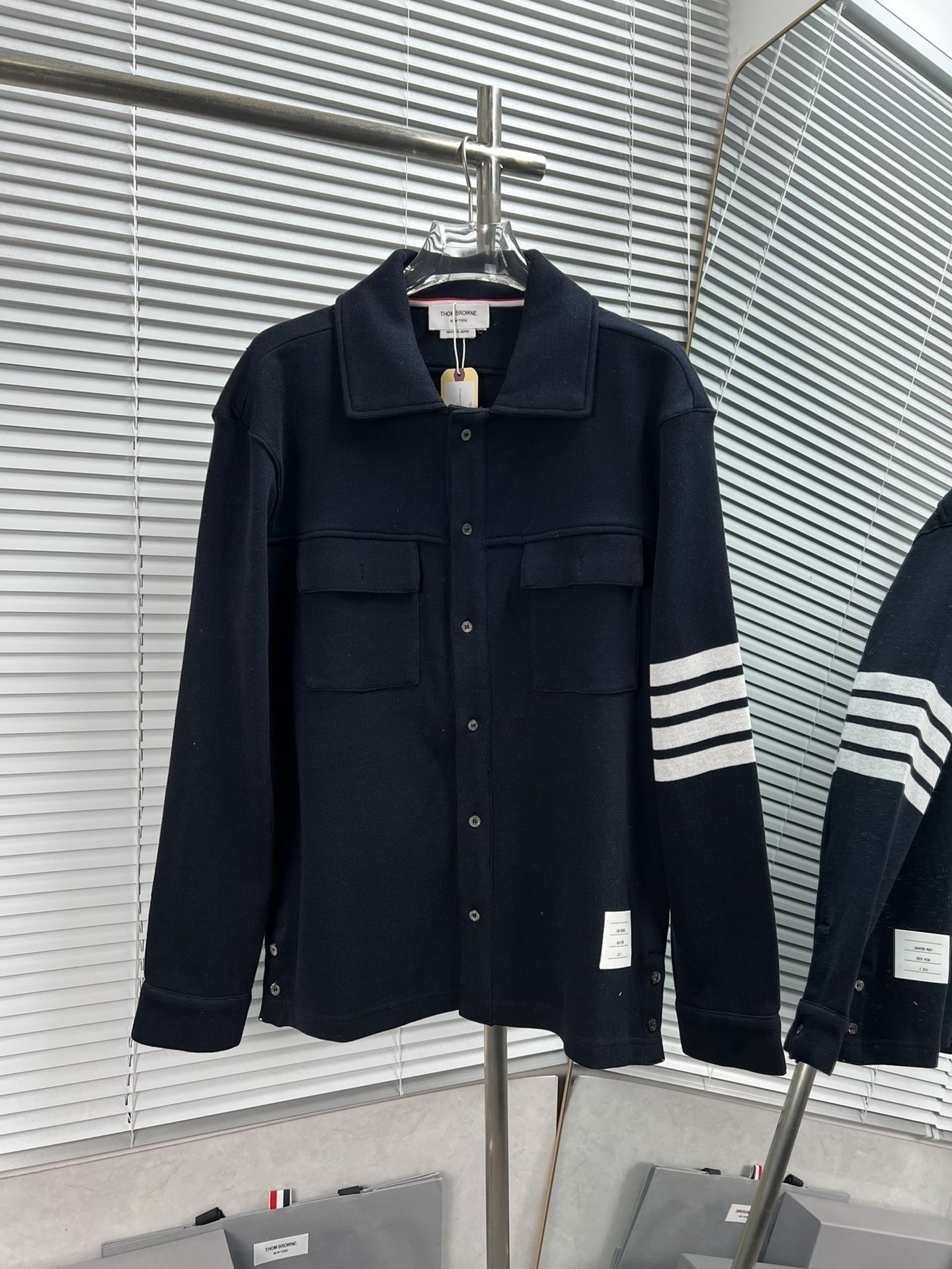 THOM BROWNE Nueva chaqueta con cuatro rayas blancas y bolsillo en el pecho. Tejido de felpa original, tela de alta cost…
