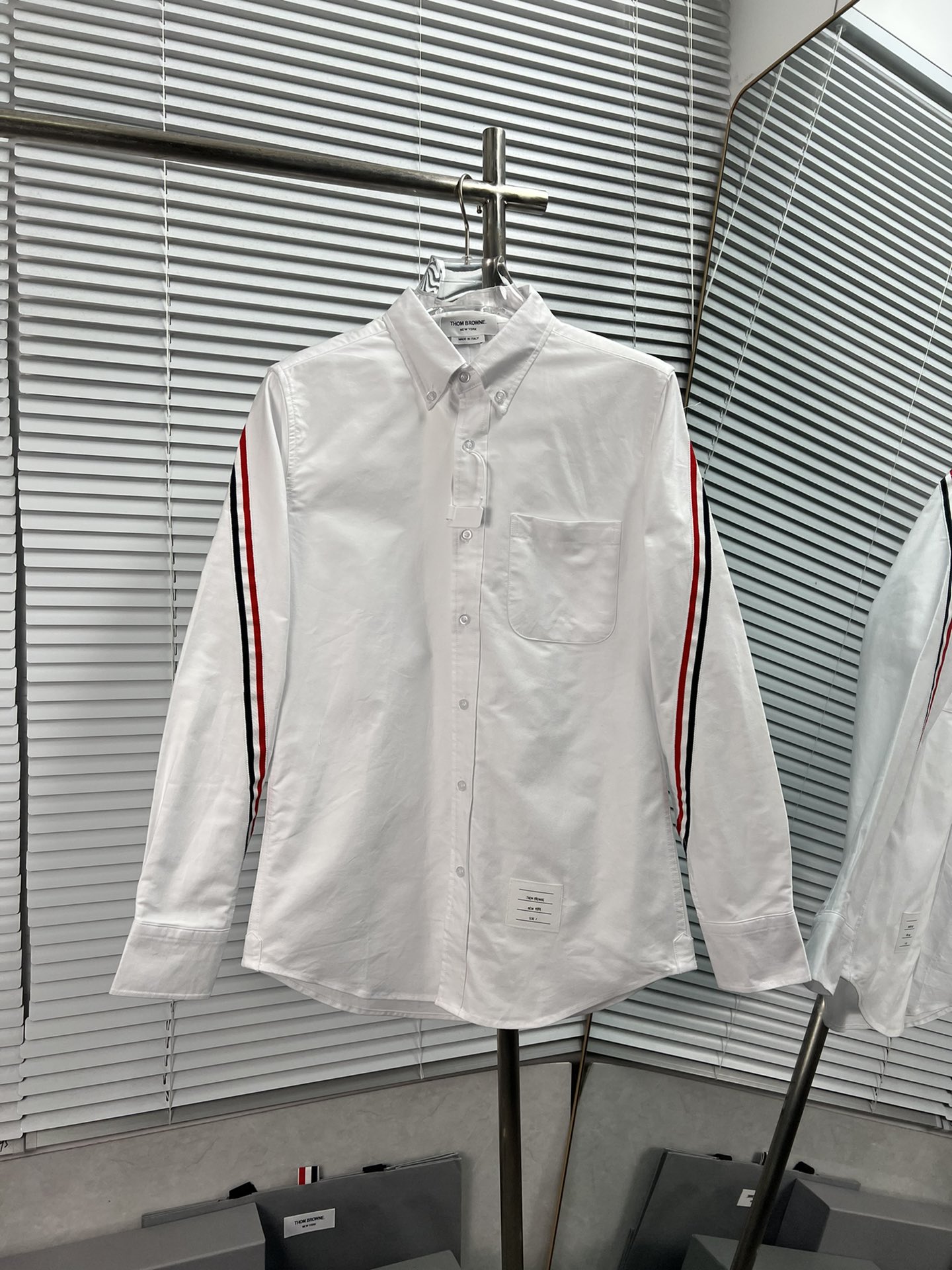 TB Oxford de rayas verticales con doble etiqueta en la manga y cinta en el hombro, camisa de manga larga. Exclusivo nue…