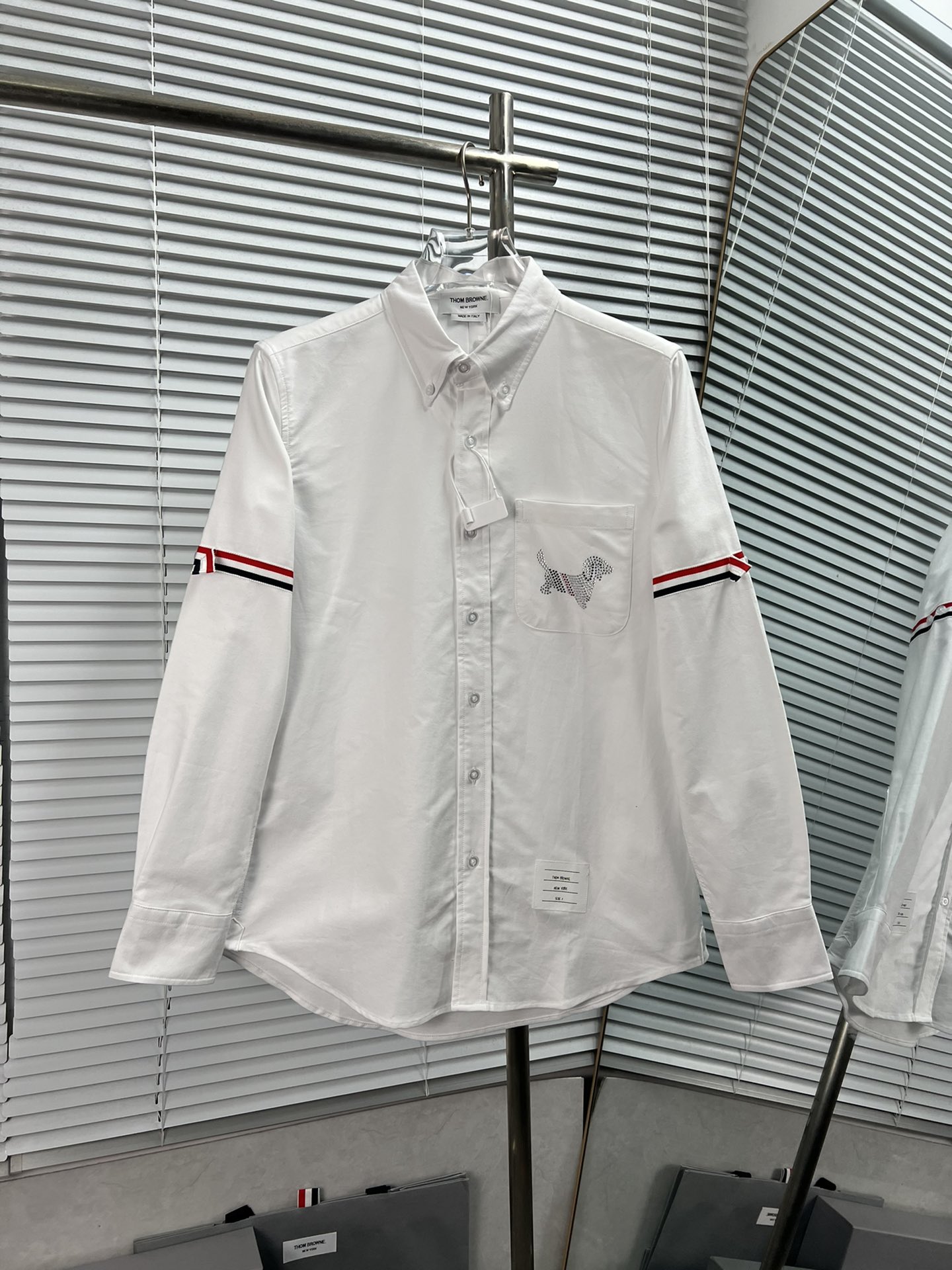 (Camisa de manga larga TB Oxford con doble etiqueta en la manga y perrito de strass) Nuevo estilo THOM BROWNE Tom Brown…