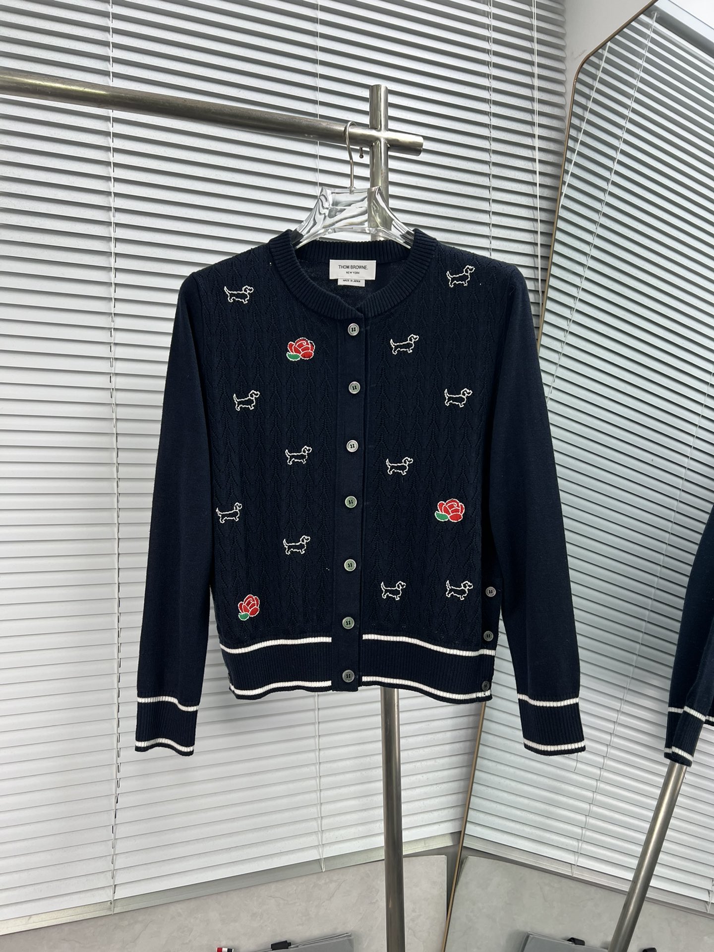 THOM BROWNE 学院风红玫瑰腊狗针织圆领开衫 𝐂𝐨𝐥𝐨𝐮𝐫 color: blanco 🆚 azul 𝐒𝐢𝐳𝐞 talla: 0.1.2 (S.M.L.) 𝐃𝐞𝐭𝐚𝐢𝐥 descripción: …