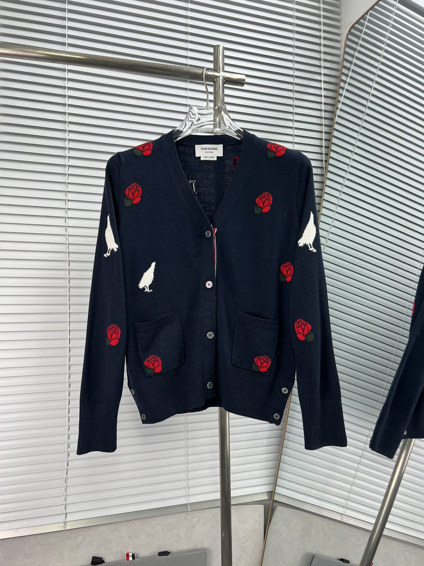 THOM BROWNE🇳🇱 Cárdigan de punto fino de lana con rosas rojas y pájaros, estilo universitario, cuello en V. Descripció…