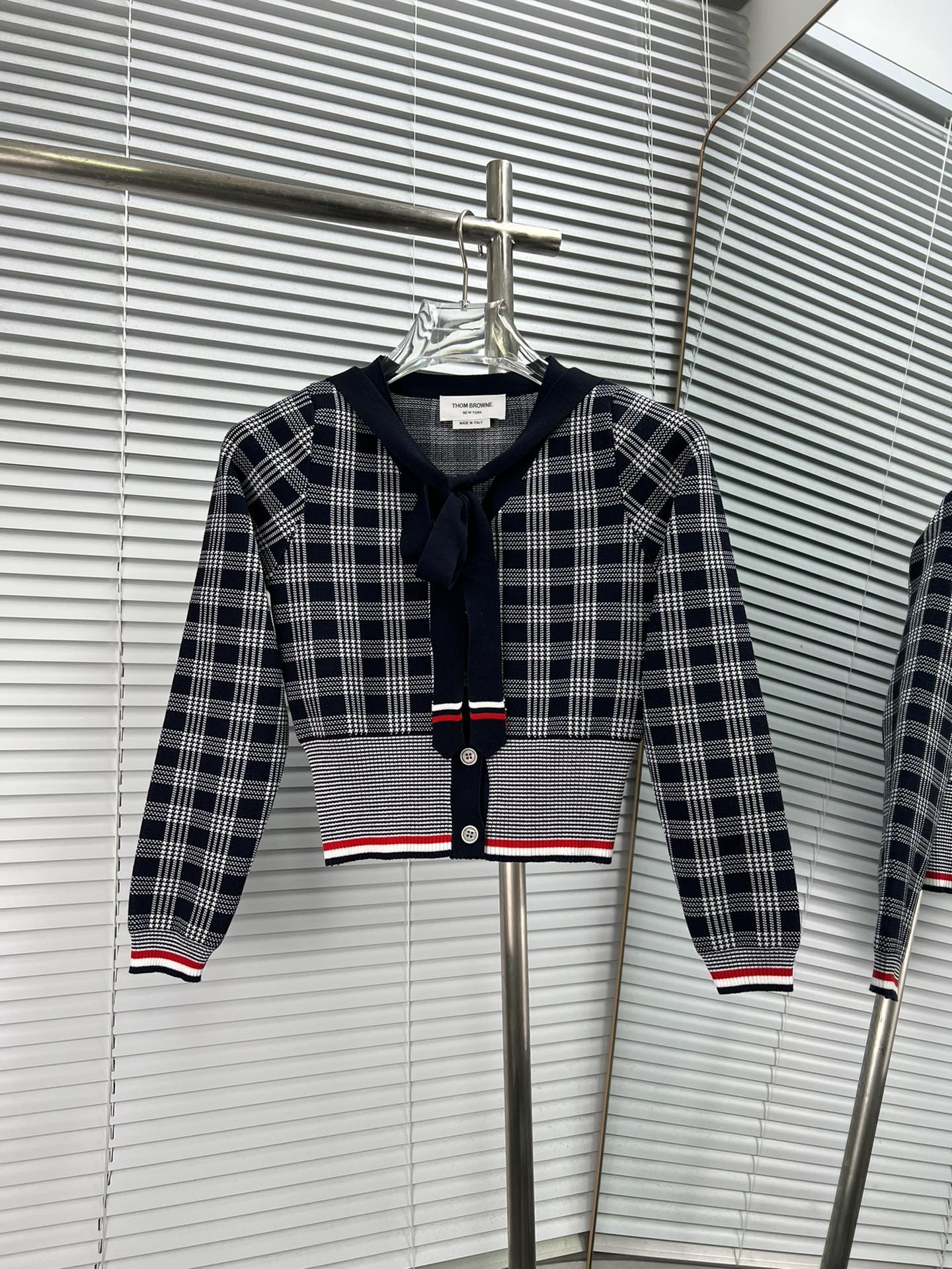 Cárdigan de punto de cuadros con cuello V y lazos de color de estilo académico THOM BROWNE, top juvenil y favorecedor �…