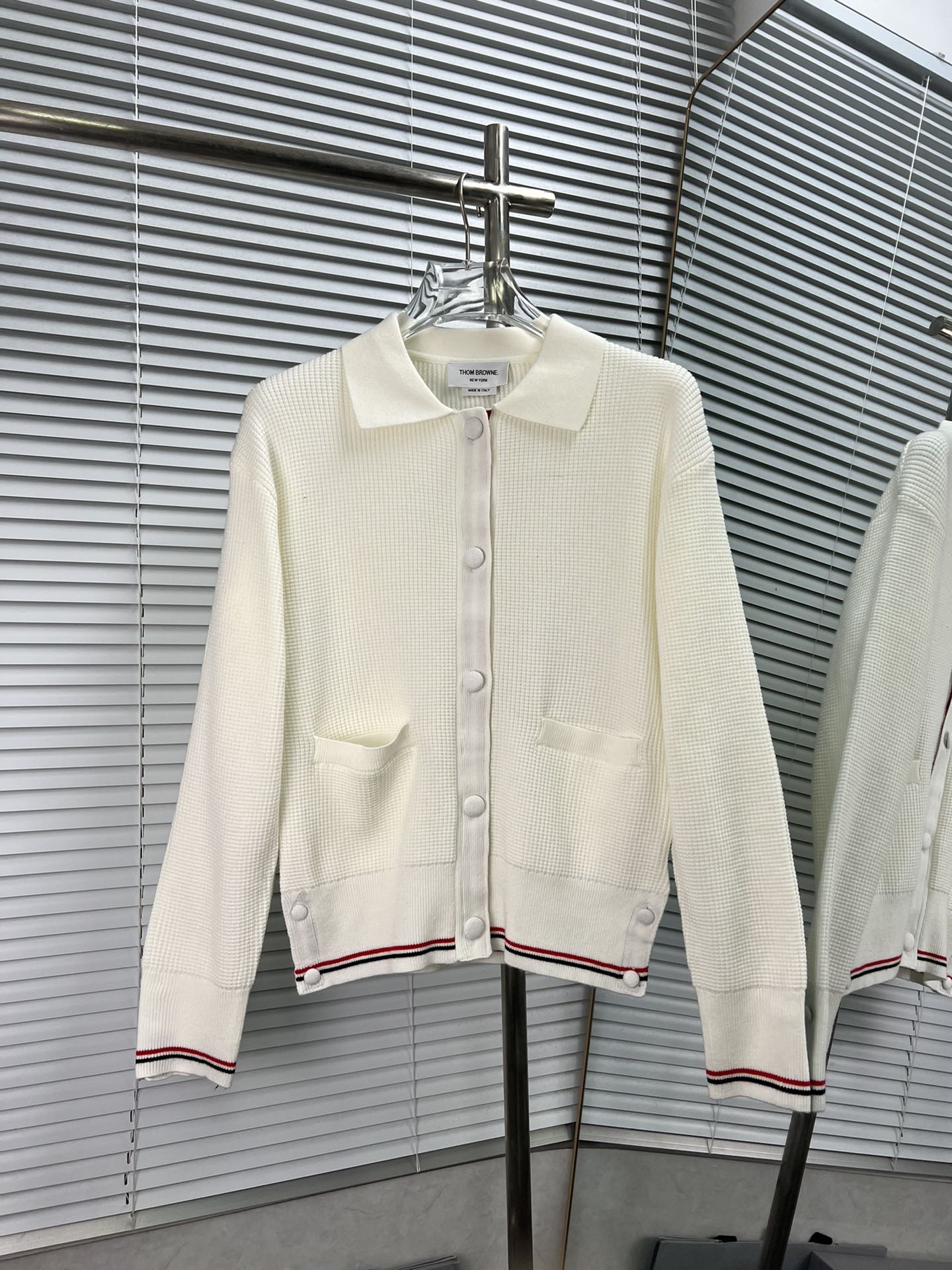 Cárdigan de punto de cuello polo con botones de estilo académico THOM BROWNE, casual y favorecedor, jersey 📍Tamaño: 0.…