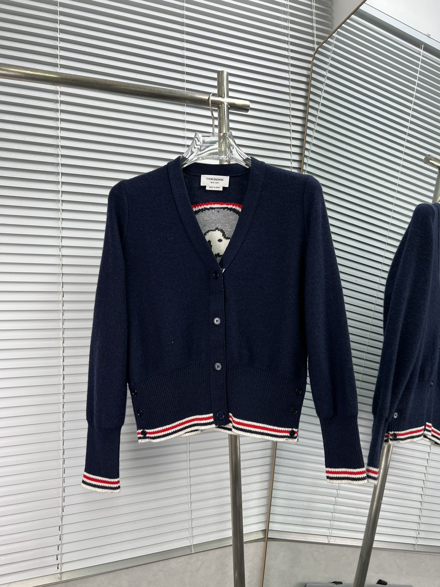 THOM BROWNE✔️Cárdigan de Punto de Estilo Universitario de Alta Calidad con Bordado de Perro en la Espalda 𝐓𝐁 📍𝐒𝐢𝐳…