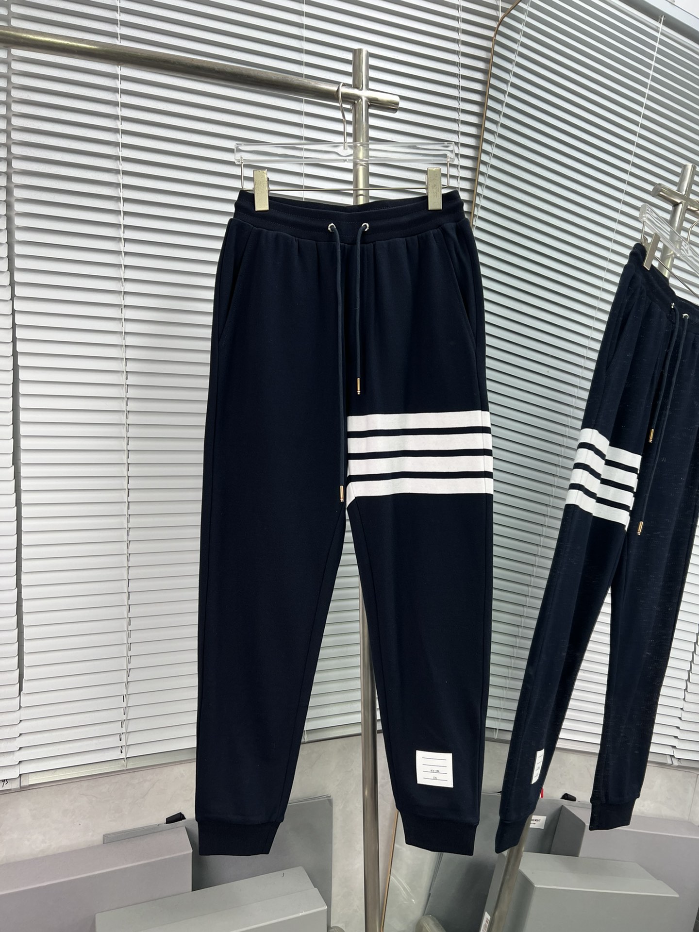 Thom Browne 2024 Otoño/Invierno Pantalones deportivos personalizados clásicos de cuatro rayas 🔥 Pantalones de chándal …