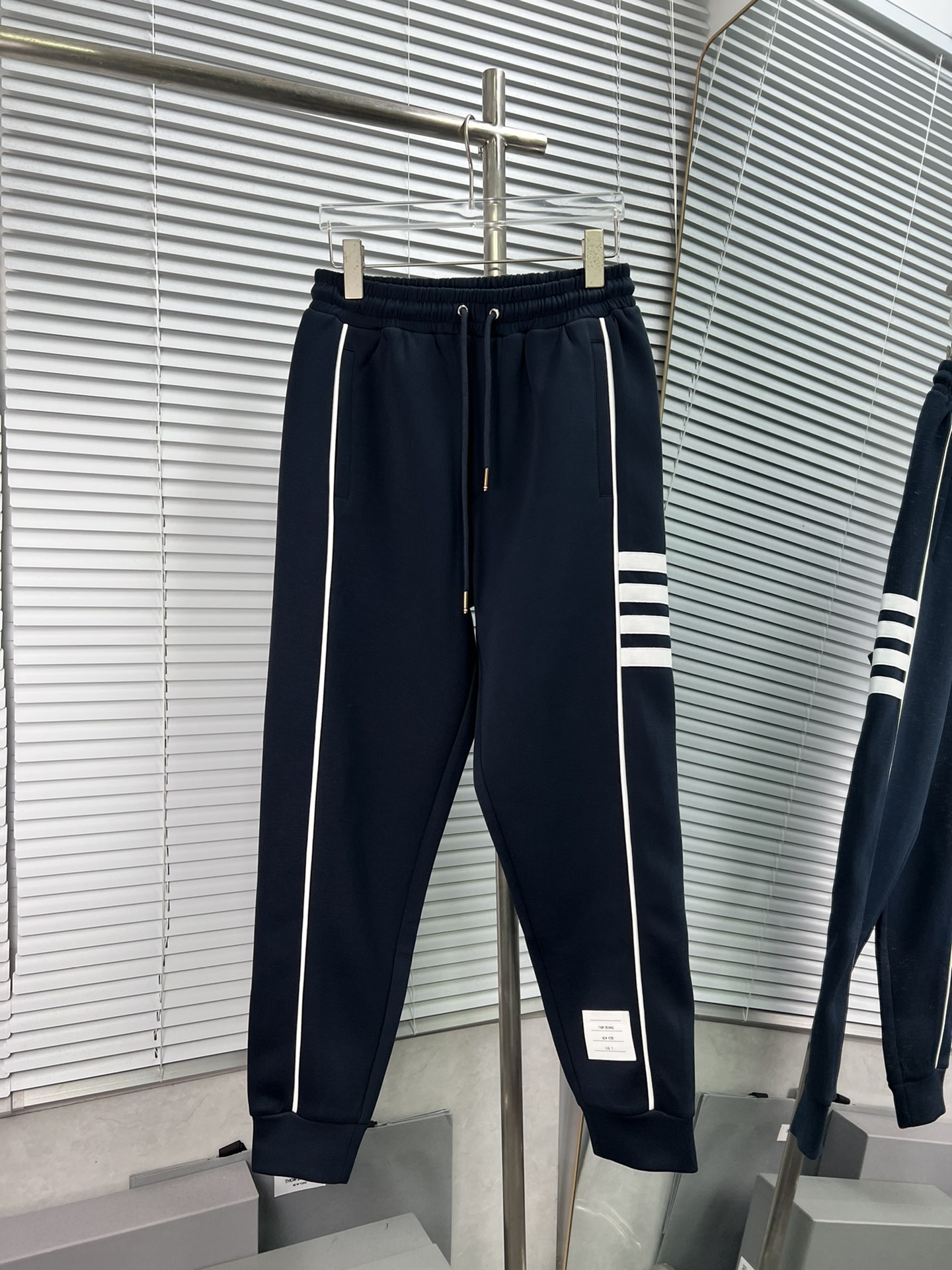 THOM BROWNE 2024 Otoño/Invierno Pantalones casuales de chándal con cuatro rayas laterales blancas TB, largos, de mezcla…