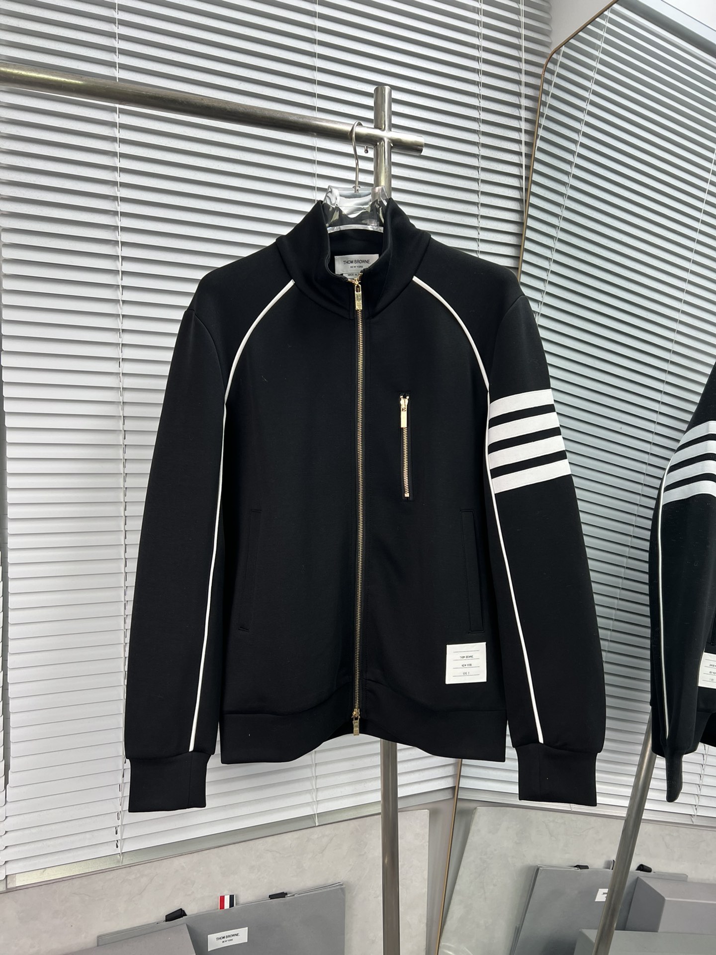 THOM BROWNE 2024 Otoño/Invierno Chaqueta con cremallera y cuello alto de cuatro rayas con borde blanco, TB de cuatro ra…