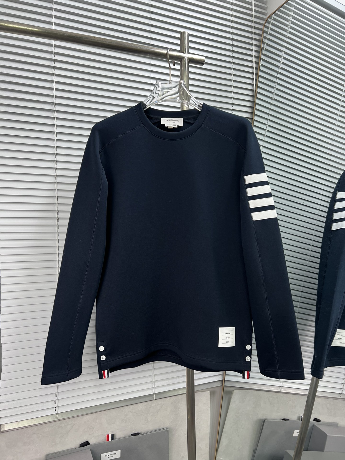 THOM BROWNE 2024 Otoño/Invierno Sudadera con capucha de cuello redondo con cuatro rayas laterales cosidas, TB de cuatro…