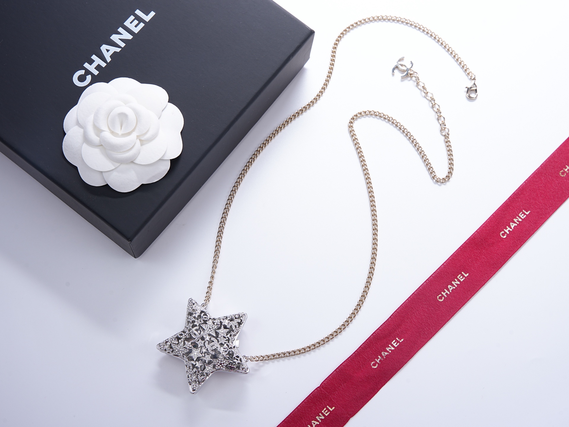 NO:635370,[New Style Sharing] Ch@nel Necklace, Fairy Beads and Diamond Jewelry♀ Gentle, elegant and feminine, full of fairy spirit. It is beautiful for daily wear or party or wedding dress!  ,,skirts,necklace,Cardia high-end jewelry19860909【新款分享】 Ch@nel 项链 仙女珠钻首饰♀ 温柔优雅柔美 仙气十足 日常佩戴或者聚会 婚礼搭配礼裙都很美！,,skirts,necklace,卡迪亚高端饰品,Jewelry