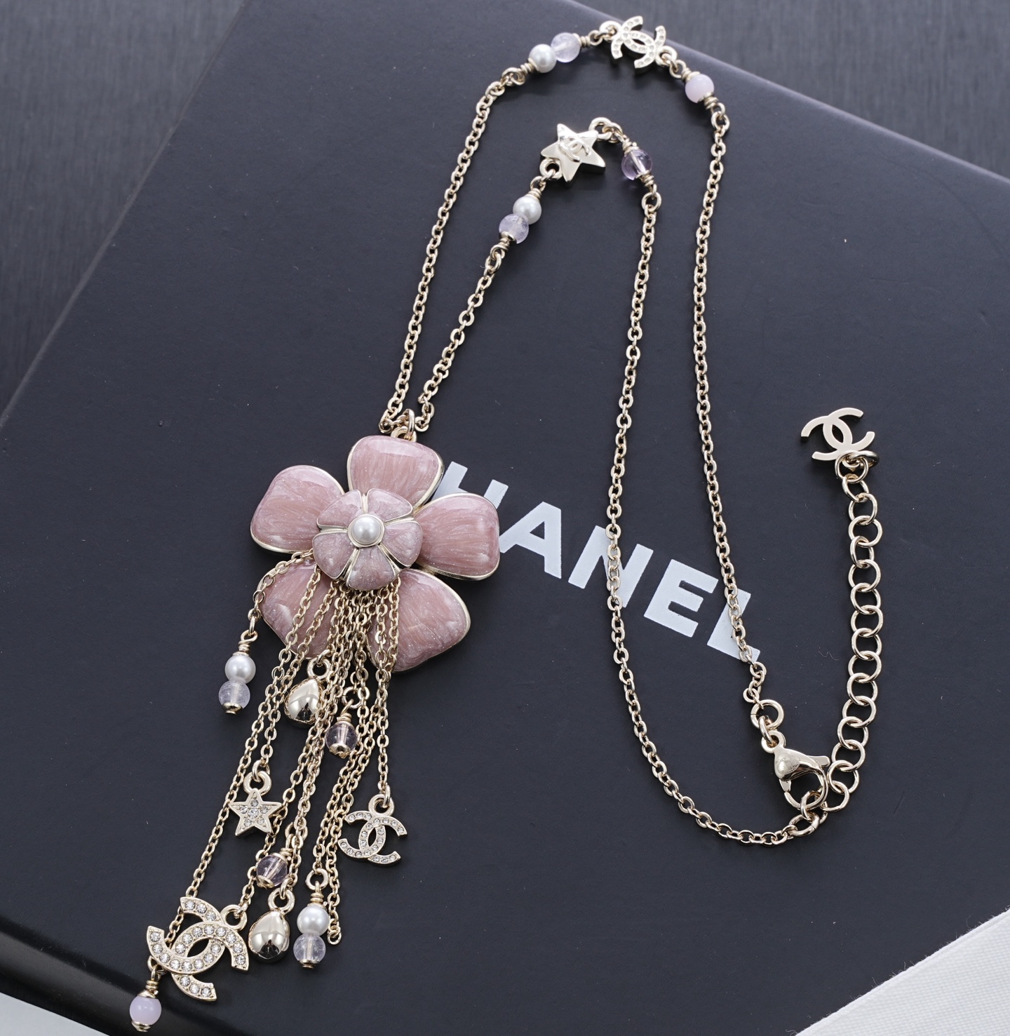 NO:714423,88280【New Style Sharing】Ch@nel Necklace Fairy Beads and Diamond Jewelry♀ Gentle, elegant and feminine, full of fairy spirit. It is beautiful for daily wear or party or wedding dress!  ,,skirts,necklace,Cardia high-end jewelry1986090988280【新款分享】 Ch@nel 项链 仙女珠钻首饰♀ 温柔优雅柔美 仙气十足 日常佩戴或者聚会 婚礼搭配礼裙都很美！,,skirts,necklace,卡迪亚高端饰品,Jewelry