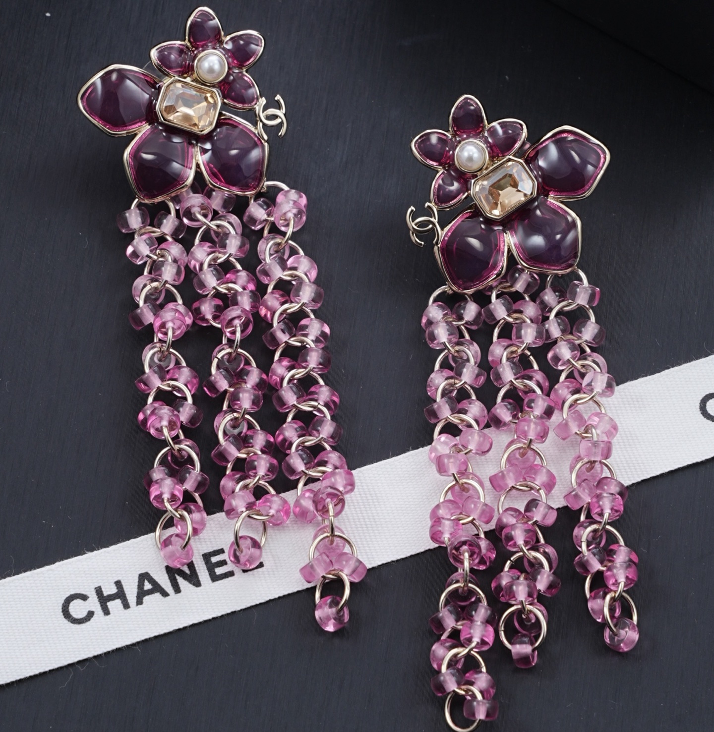 NO:714422,88280【New Style Sharing】Ch@nel Earrings Fairy Beads and Diamond Jewelry♀ Gentle, elegant and feminine, full of fairy spirit, perfect for daily wear or party or wedding dress!  ,,skirts,earrings,Cardia high-end jewelry1986090988280【新款分享】 Ch@nel 耳环 仙女珠钻首饰♀ 温柔优雅柔美 仙气十足 日常佩戴或者聚会 婚礼搭配礼裙都很美！,,skirts,earrings,卡迪亚高端饰品,Jewelry