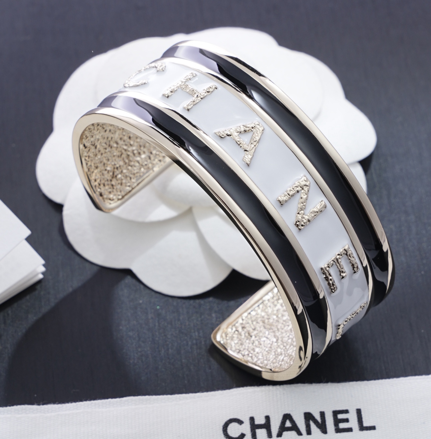 NO:714492,[New Style Sharing] Ch@nel Bracelet, Fairy Beads and Diamond Jewelry♀ Gentle, elegant and feminine, full of fairy spirit. It is beautiful for daily wear or party or wedding dress!  ,,skirts,bracelet,Cardia high-end jewelry19860909【新款分享】 Ch@nel 手镯 仙女珠钻首饰♀ 温柔优雅柔美 仙气十足 日常佩戴或者聚会 婚礼搭配礼裙都很美！,,skirts,bracelet,卡迪亚高端饰品,Jewelry