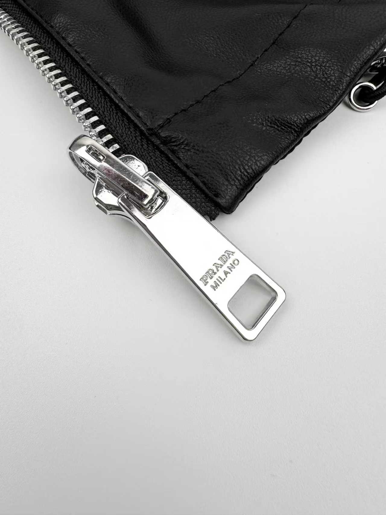 Prada 双面穿皮革尼龙连帽夹克定制荔格云柔小羊皮革 以及韵孔丝滑平纹绸 纹理自然 光泽自然 舒适贴肤