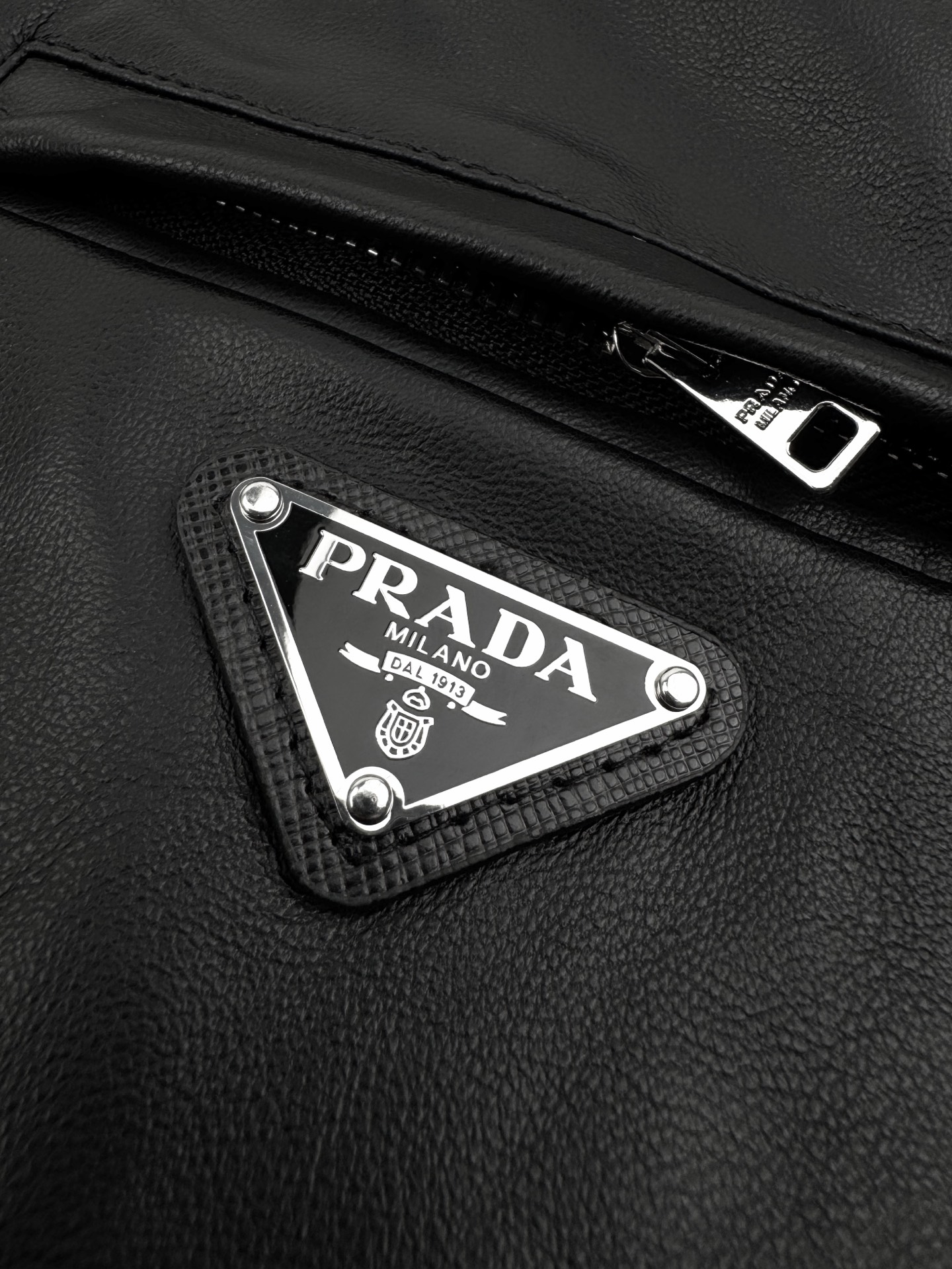 Prada 双面穿皮革尼龙连帽夹克定制荔格云柔小羊皮革 以及韵孔丝滑平纹绸 纹理自然 光泽自然 舒适贴肤