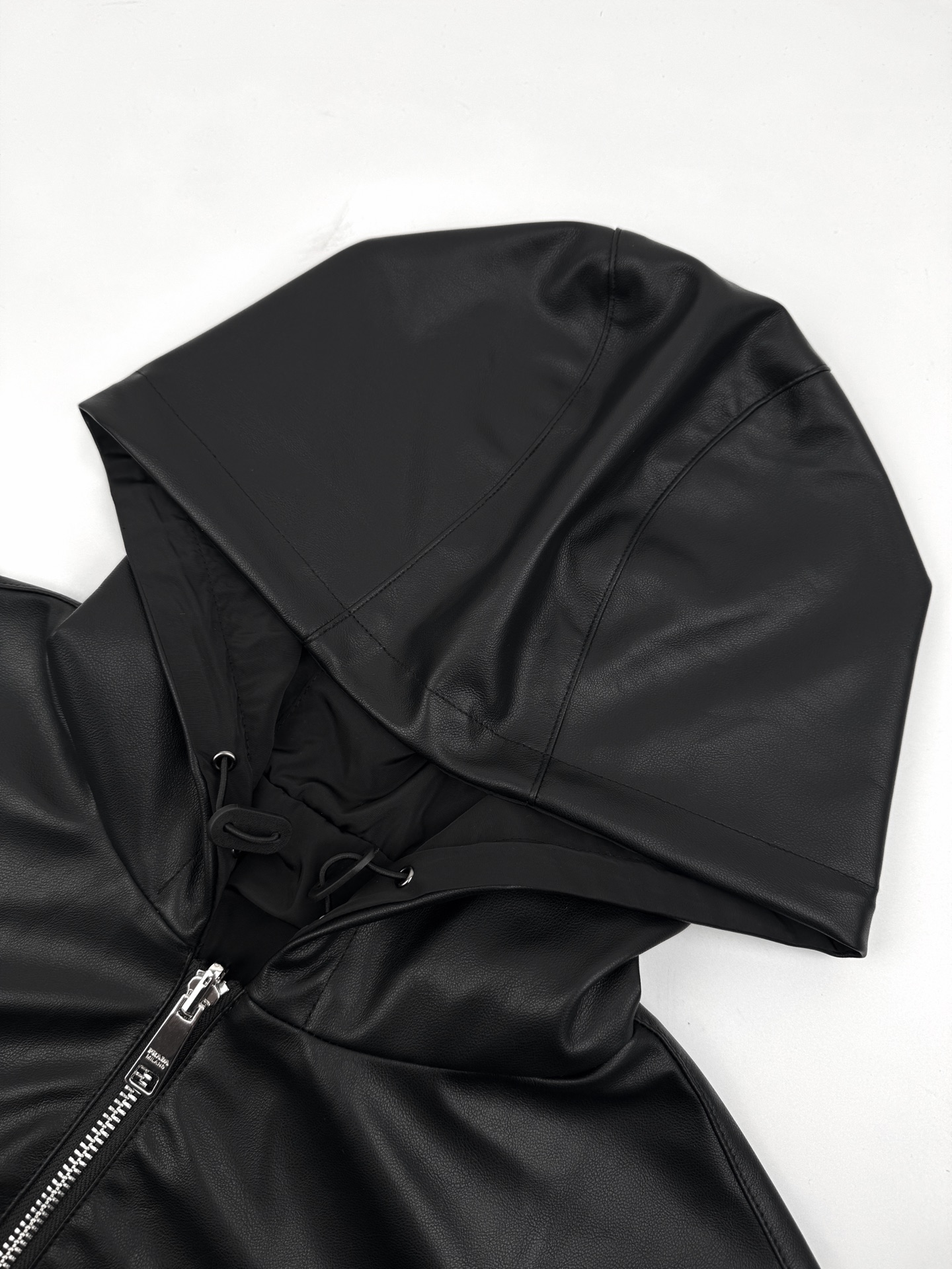 Prada 双面穿皮革尼龙连帽夹克定制荔格云柔小羊皮革 以及韵孔丝滑平纹绸 纹理自然 光泽自然 舒适贴肤