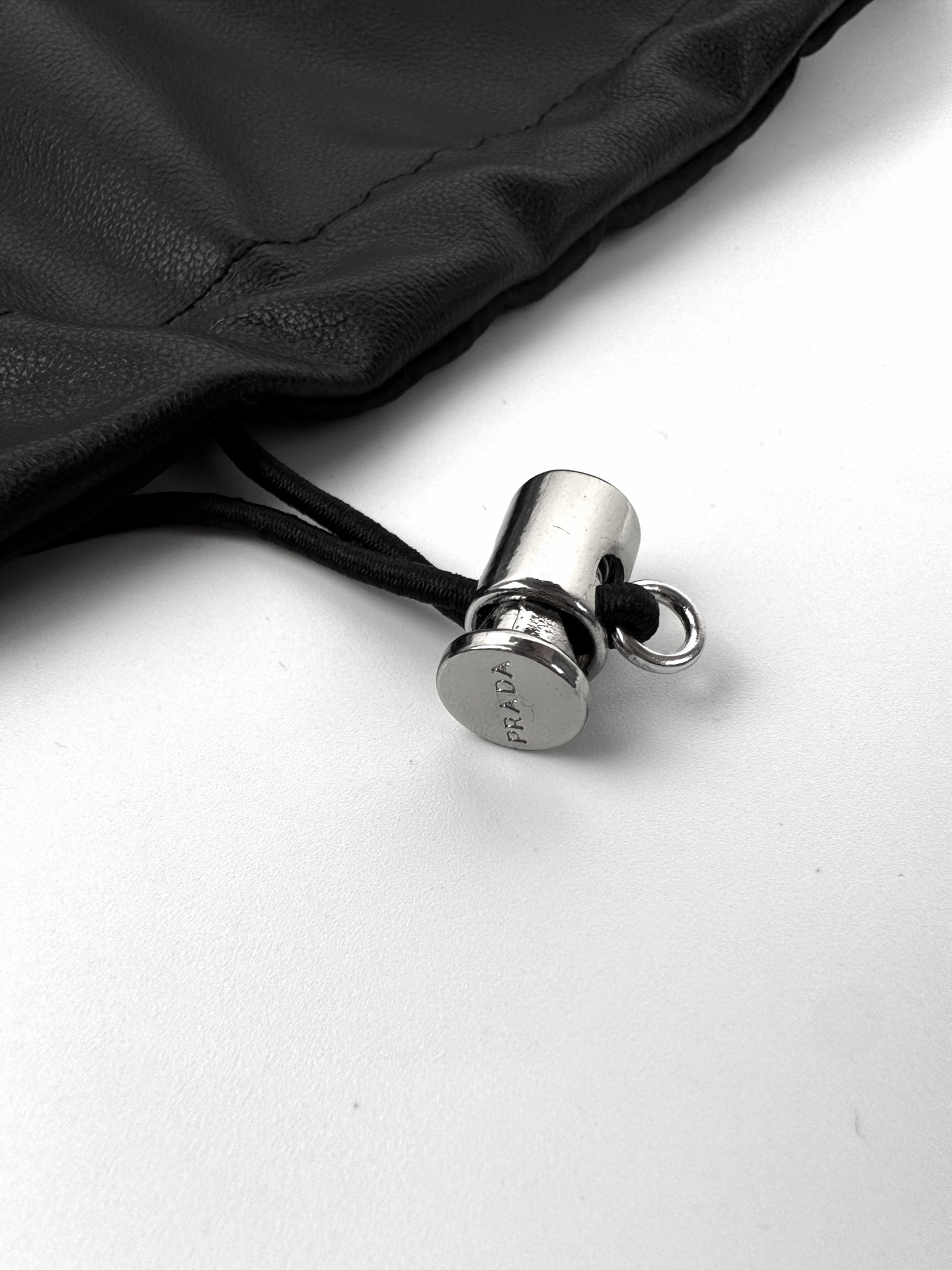 Prada 双面穿皮革尼龙连帽夹克定制荔格云柔小羊皮革 以及韵孔丝滑平纹绸 纹理自然 光泽自然 舒适贴肤