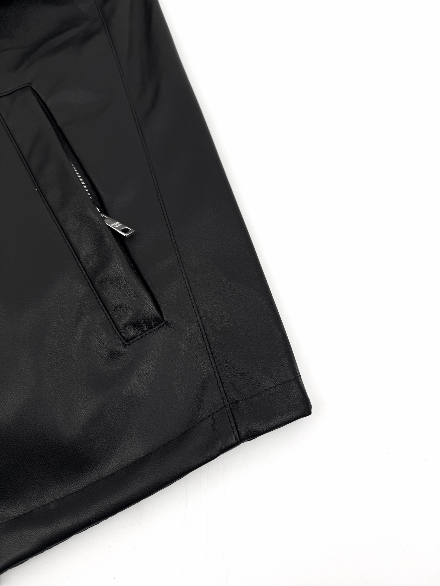 Prada 双面穿皮革尼龙连帽夹克定制荔格云柔小羊皮革 以及韵孔丝滑平纹绸 纹理自然 光泽自然 舒适贴肤