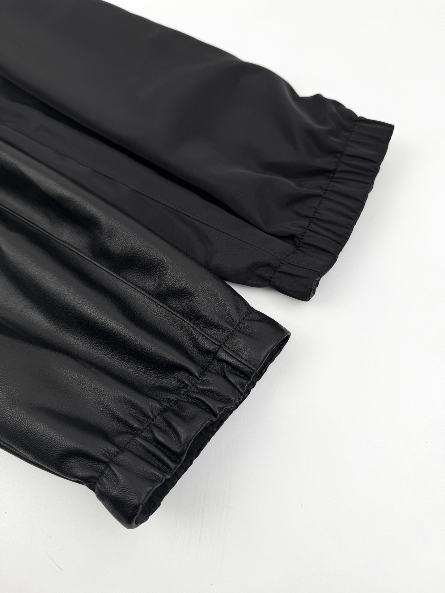 Prada 双面穿皮革尼龙连帽夹克定制荔格云柔小羊皮革 以及韵孔丝滑平纹绸 纹理自然 光泽自然 舒适贴肤