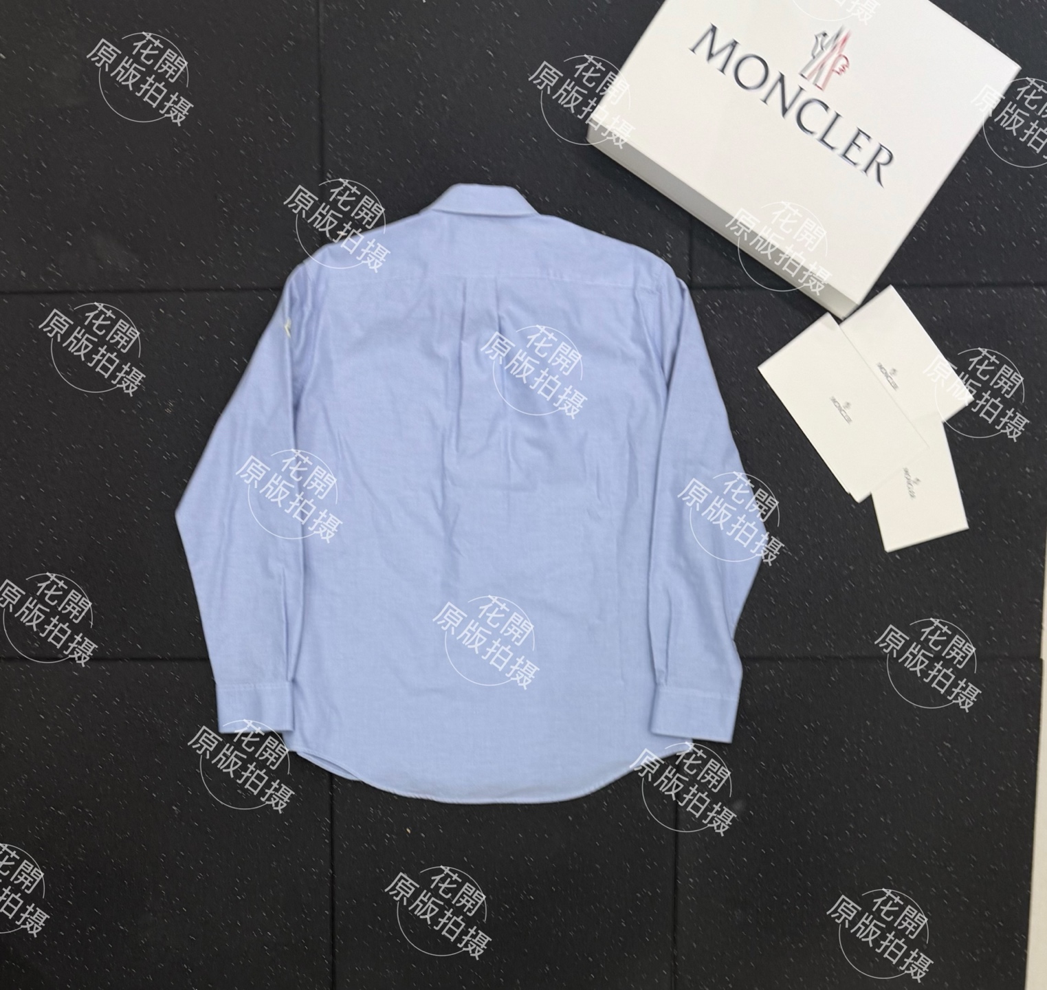 。Moncler 标识刺绣牛津棉衬衫定制定染云纹纯棉牛津纺 如云朵般的柔软 轻盈细腻 以雾灰调浅蓝为笔 