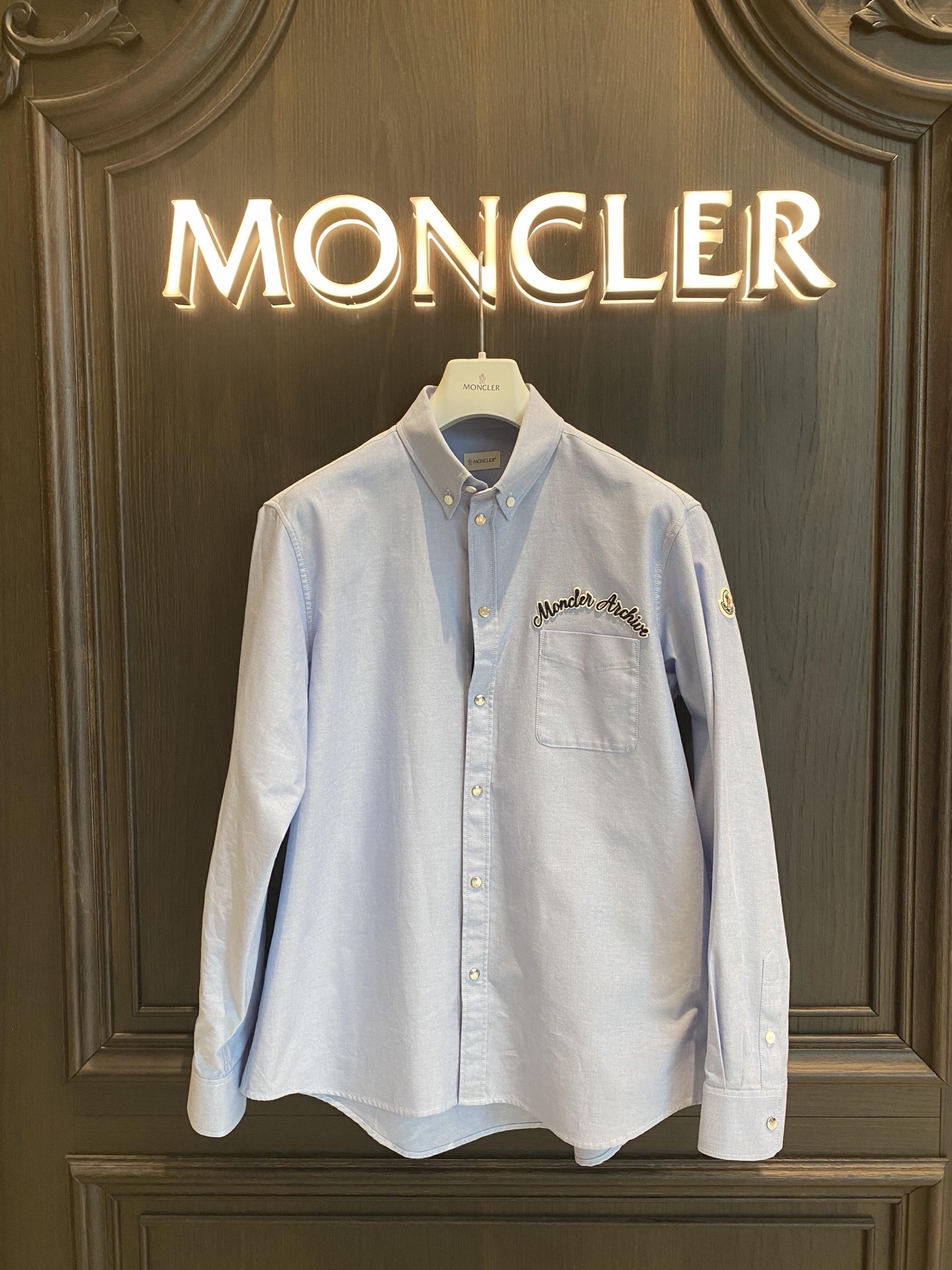 。Moncler 标识刺绣牛津棉衬衫定制定染云纹纯棉牛津纺 如云朵般的柔软 轻盈细腻 以雾灰调浅蓝为笔 