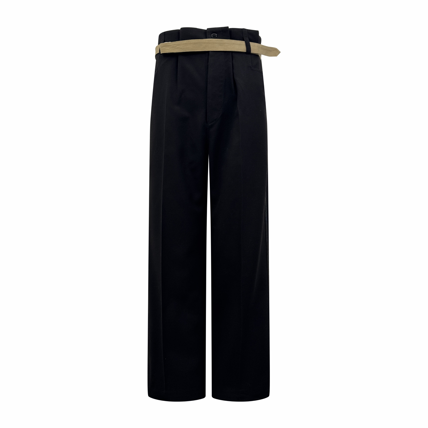 P240 Maison Margiela 明线直筒休闲裤 定制珀光细梭羊毛丝绒料 轻盈柔软 舒适贴肤 以一袭纯粹黑色 勾勒现代男士的沉稳格调 一条隐匿的亮纱嵌线藏于侧缝 视觉上纵向拉伸腿长 悄然打破黑色的沉寂 后幅以标志性马吉拉品牌四角缝…