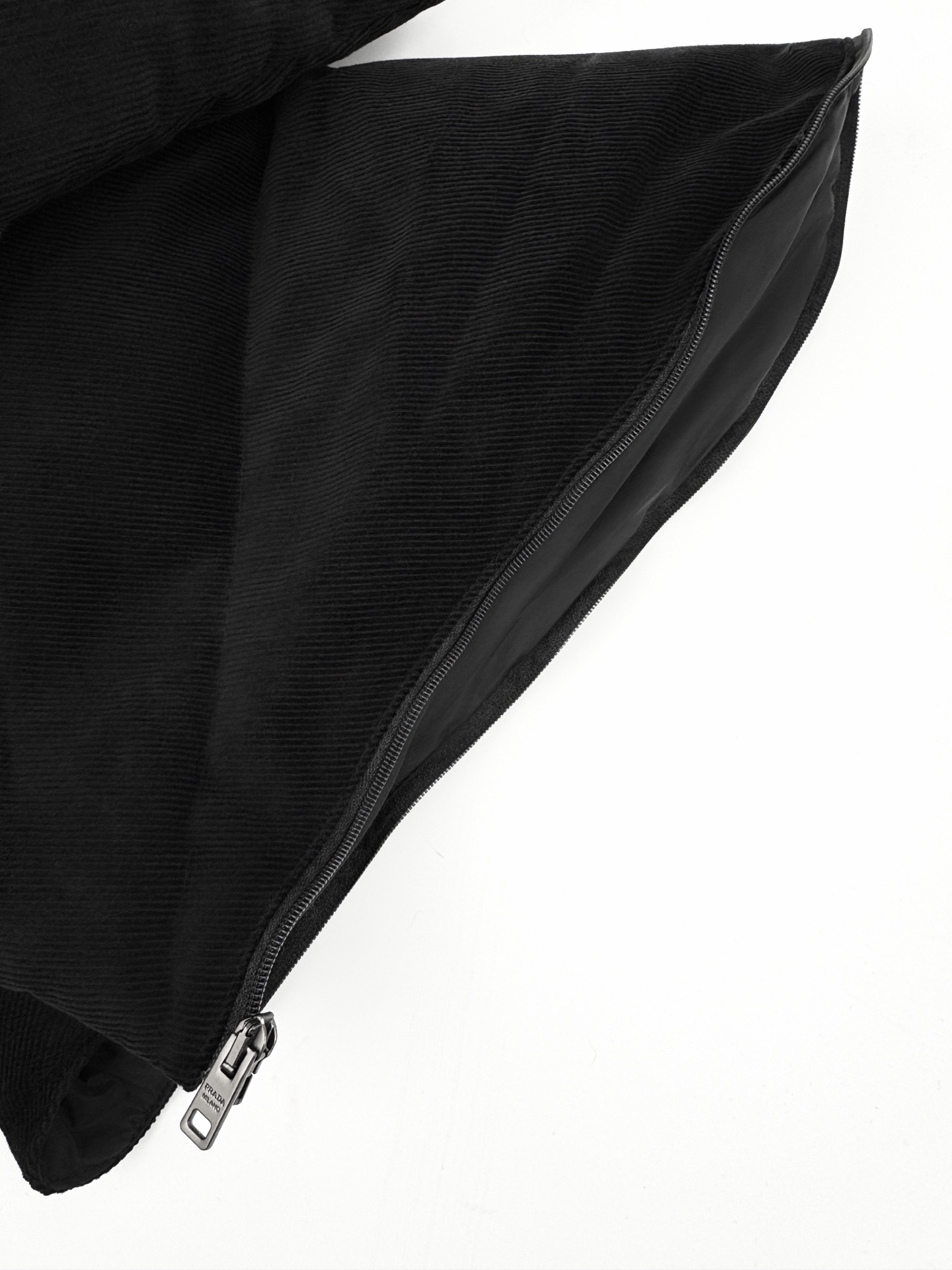 羽绒服 Prada 三角标功能性羽绒服定制丝绒臻品灯芯绒 质感醇厚 细腻纹理 使用新国标90白鸭绒(欢迎