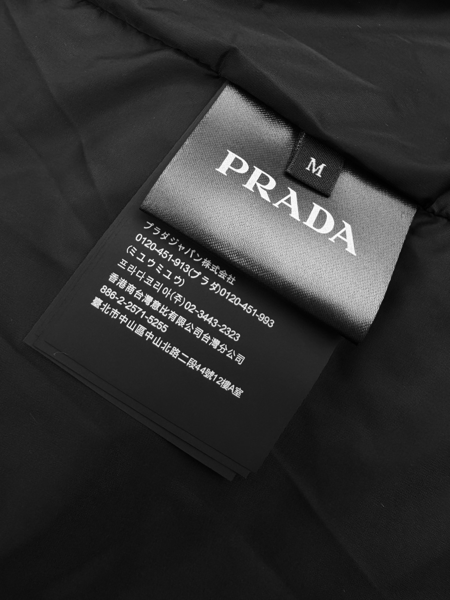 羽绒服 Prada 三角标功能性羽绒服定制丝绒臻品灯芯绒 质感醇厚 细腻纹理 使用新国标90白鸭绒(欢迎