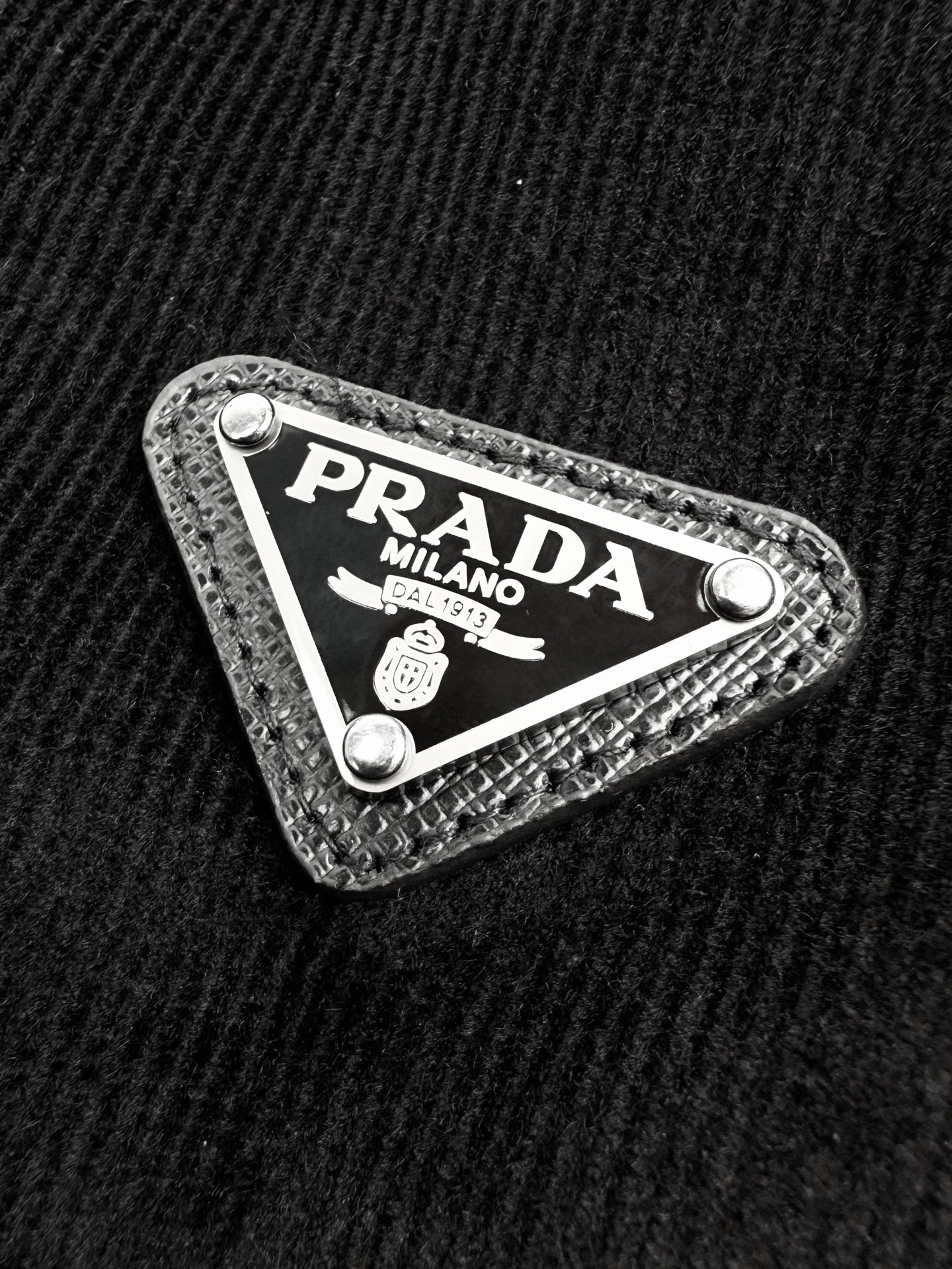 羽绒服 Prada 三角标功能性羽绒服定制丝绒臻品灯芯绒 质感醇厚 细腻纹理 使用新国标90白鸭绒(欢迎