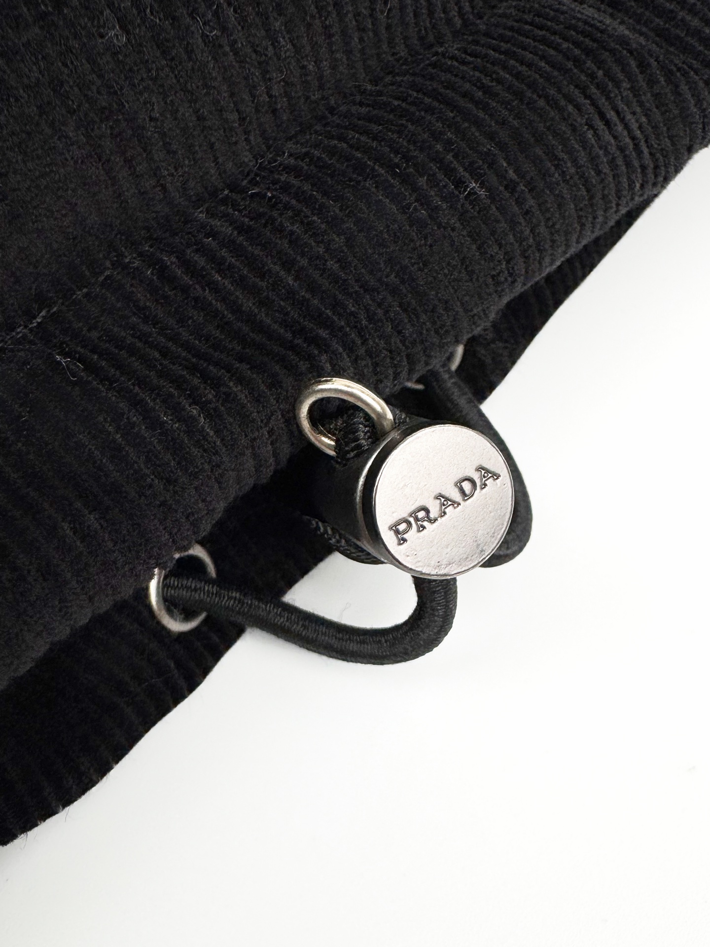 羽绒服 Prada 三角标功能性羽绒服定制丝绒臻品灯芯绒 质感醇厚 细腻纹理 使用新国标90白鸭绒(欢迎