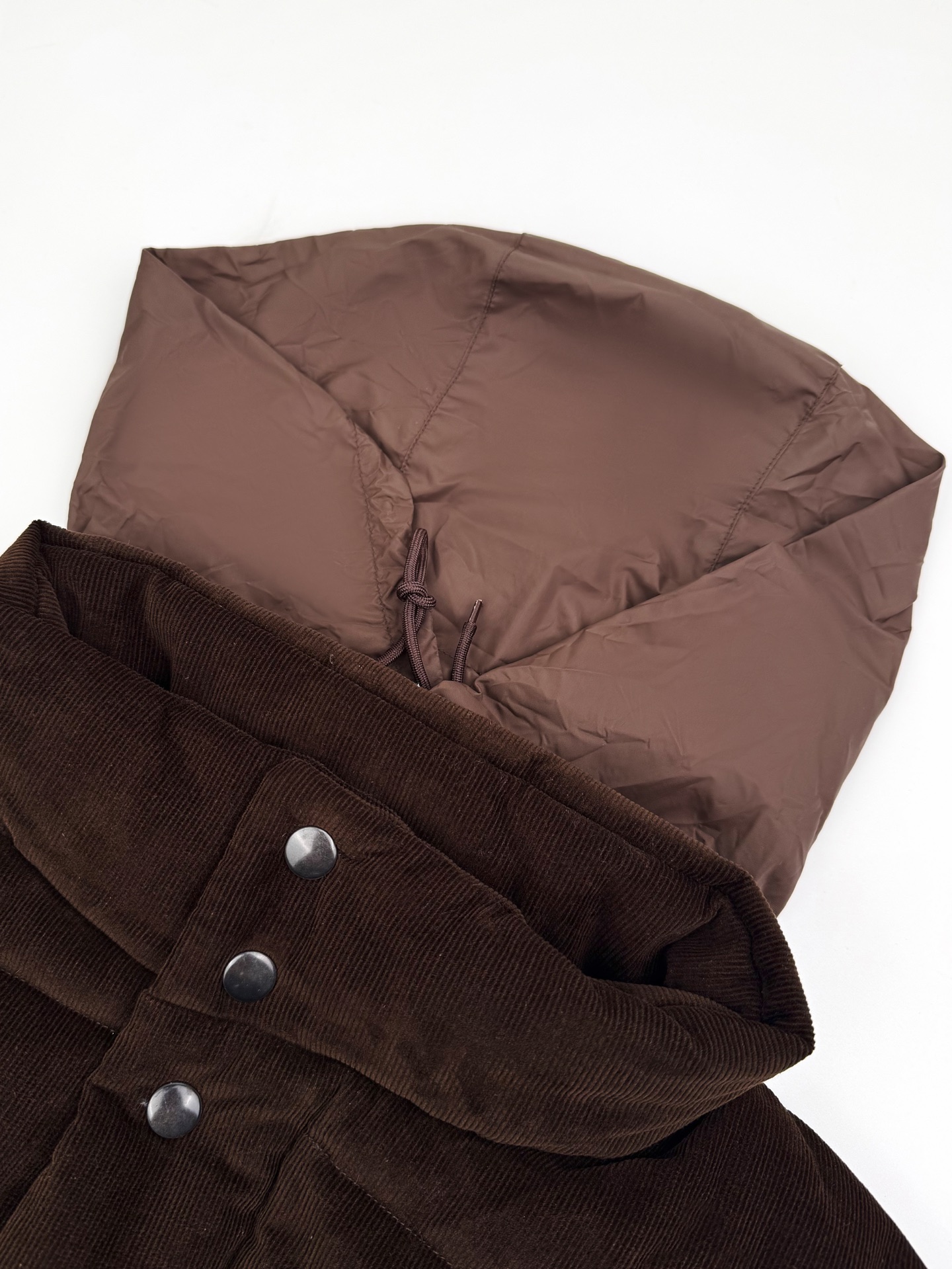 羽绒服 【工艺讲解】电脑机械充绒 优先通过制作内胆纸样 以确定充绒区域按照原版立体效果来确定每平方米羽绒