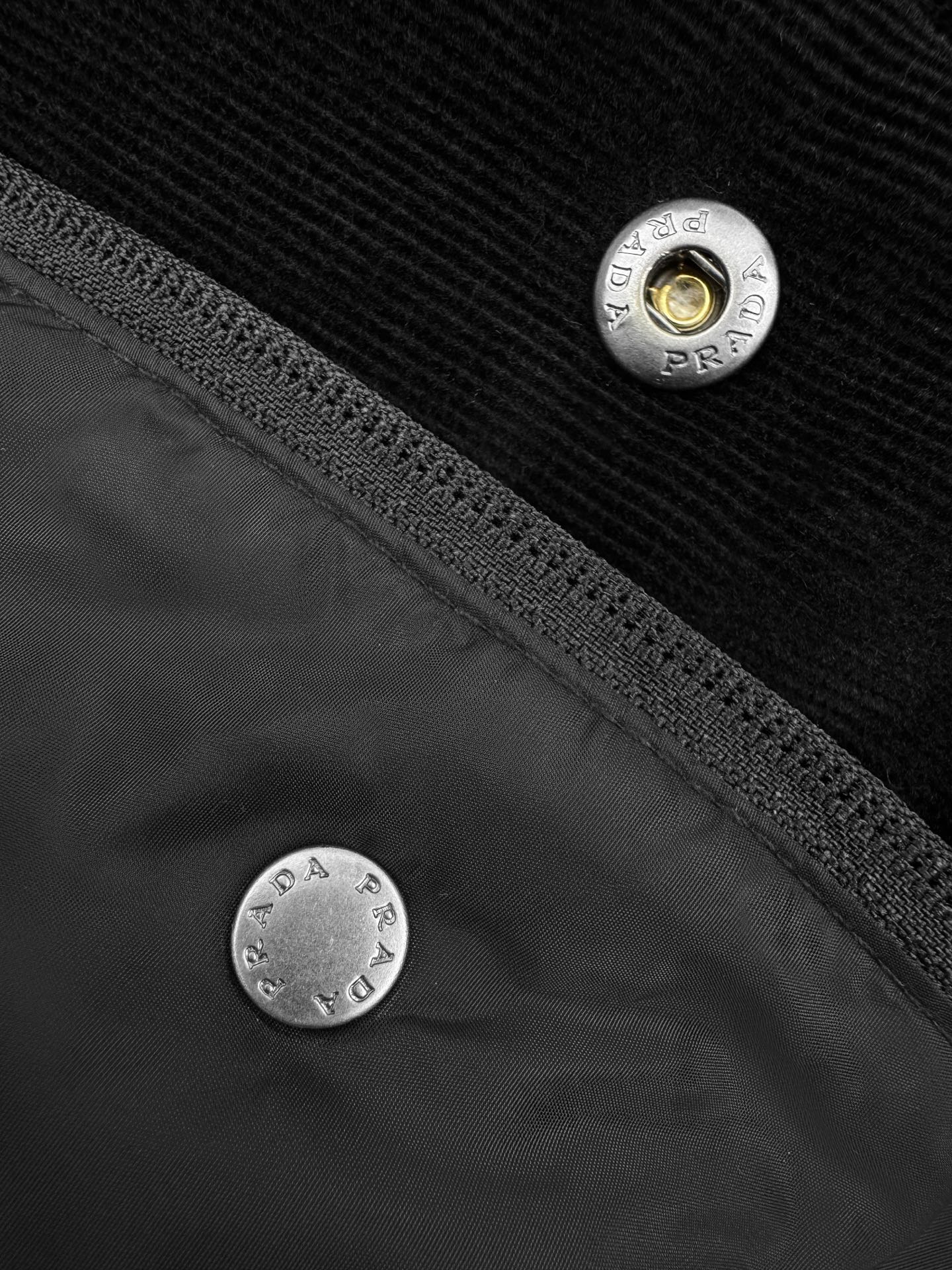 羽绒服 Prada 三角标功能性羽绒服定制丝绒臻品灯芯绒 质感醇厚 细腻纹理 使用新国标90白鸭绒(欢迎