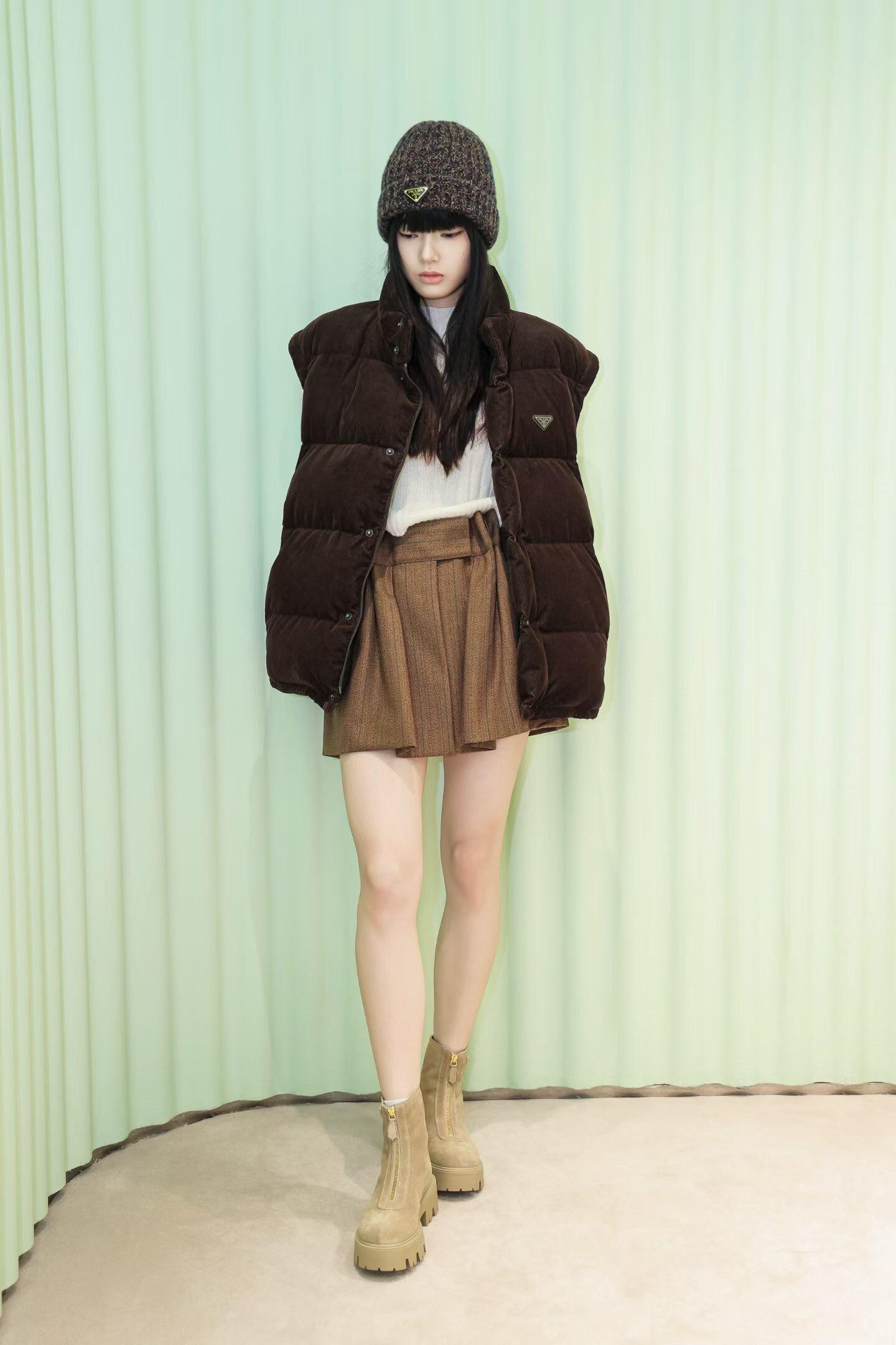 羽绒服 【 马甲面模特图 】